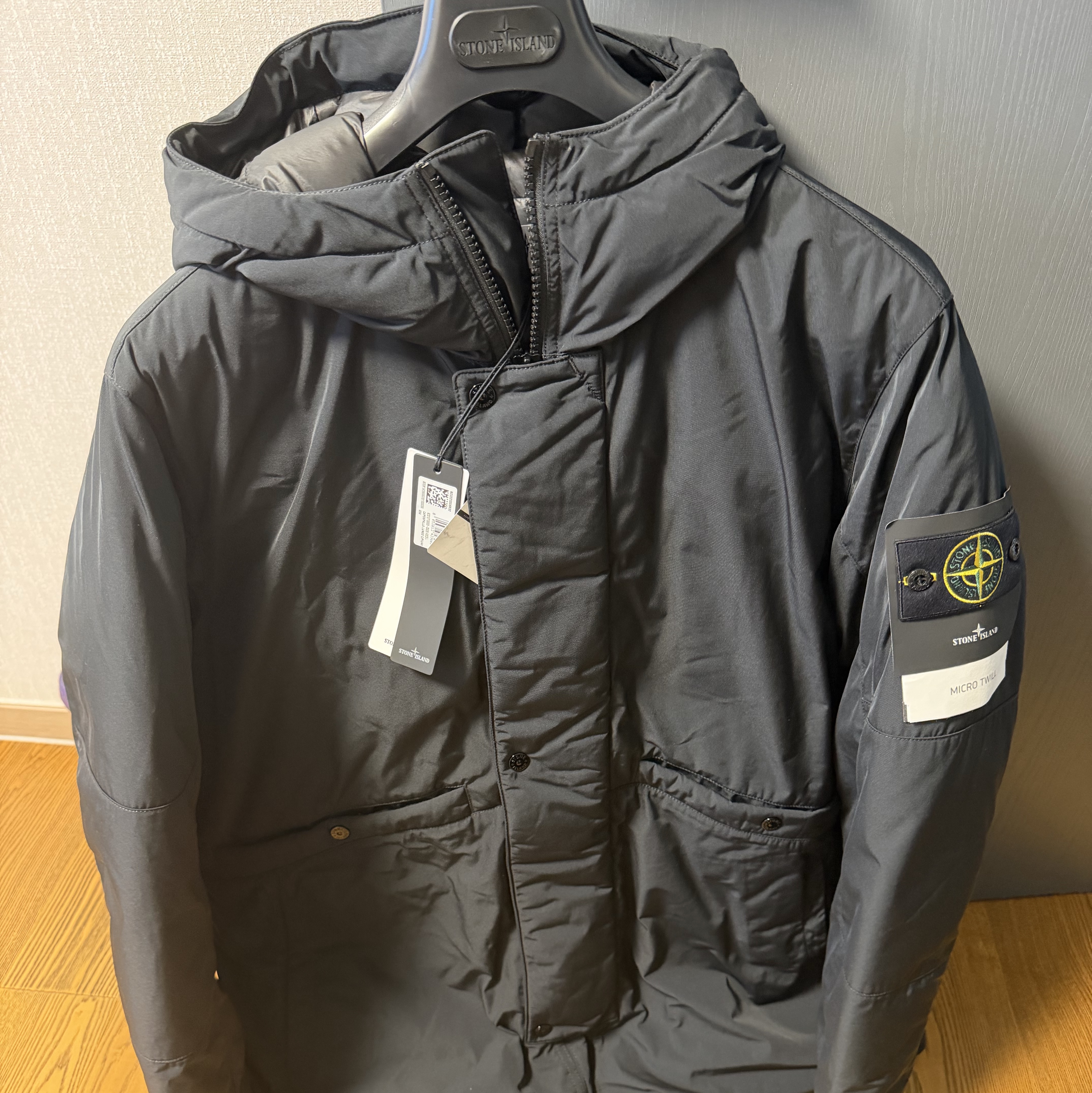 Stone Island 7100008 Micro Twill Hooded Down Parka with Anti Drop and Multi Pocket Design Black - 25FW 착용 스타일 - 1