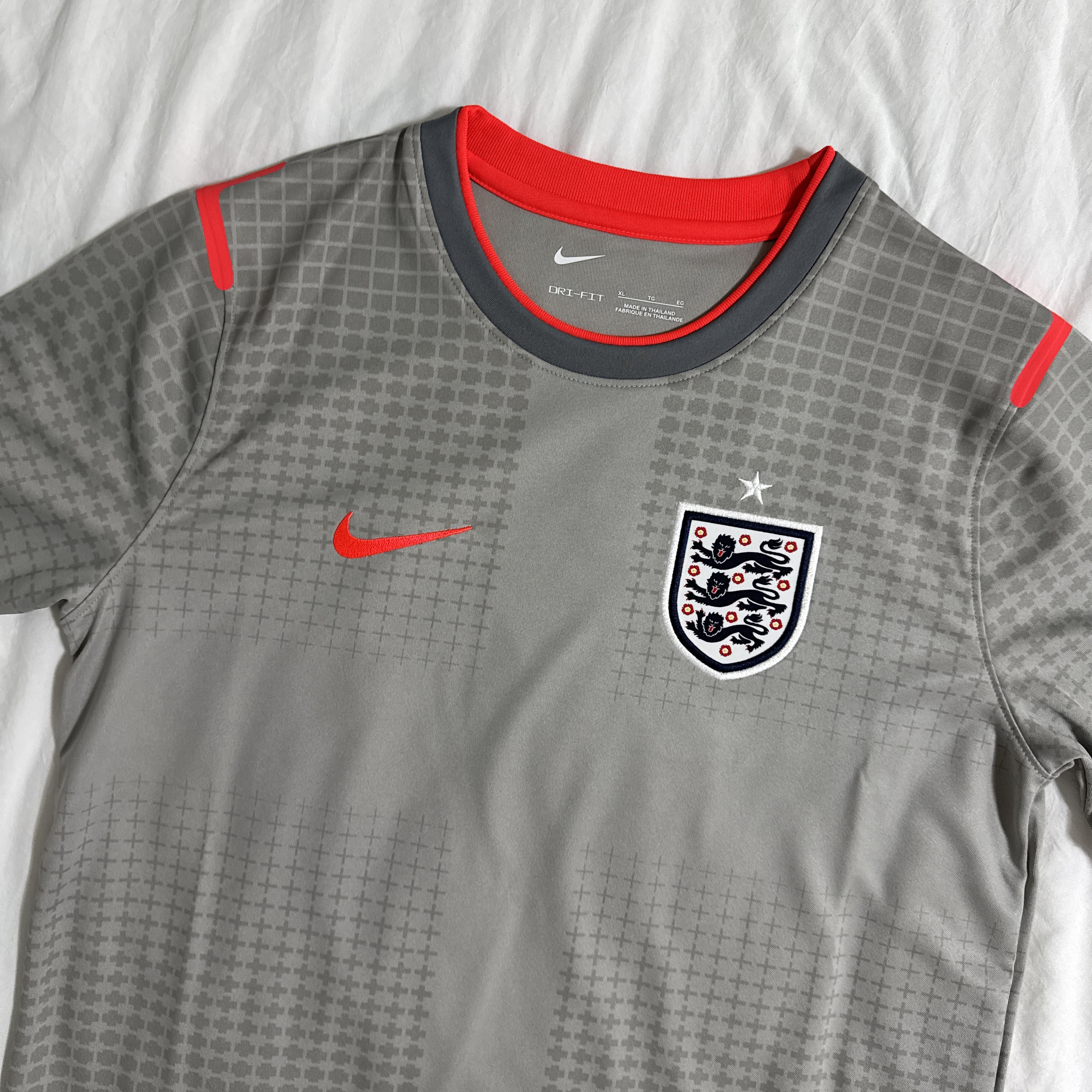 (Kids) Palace x Nike England Short-Sleeve Soccer Top Pewter Grey Bright Crimson Bright Crimson 착용 스타일 - 3