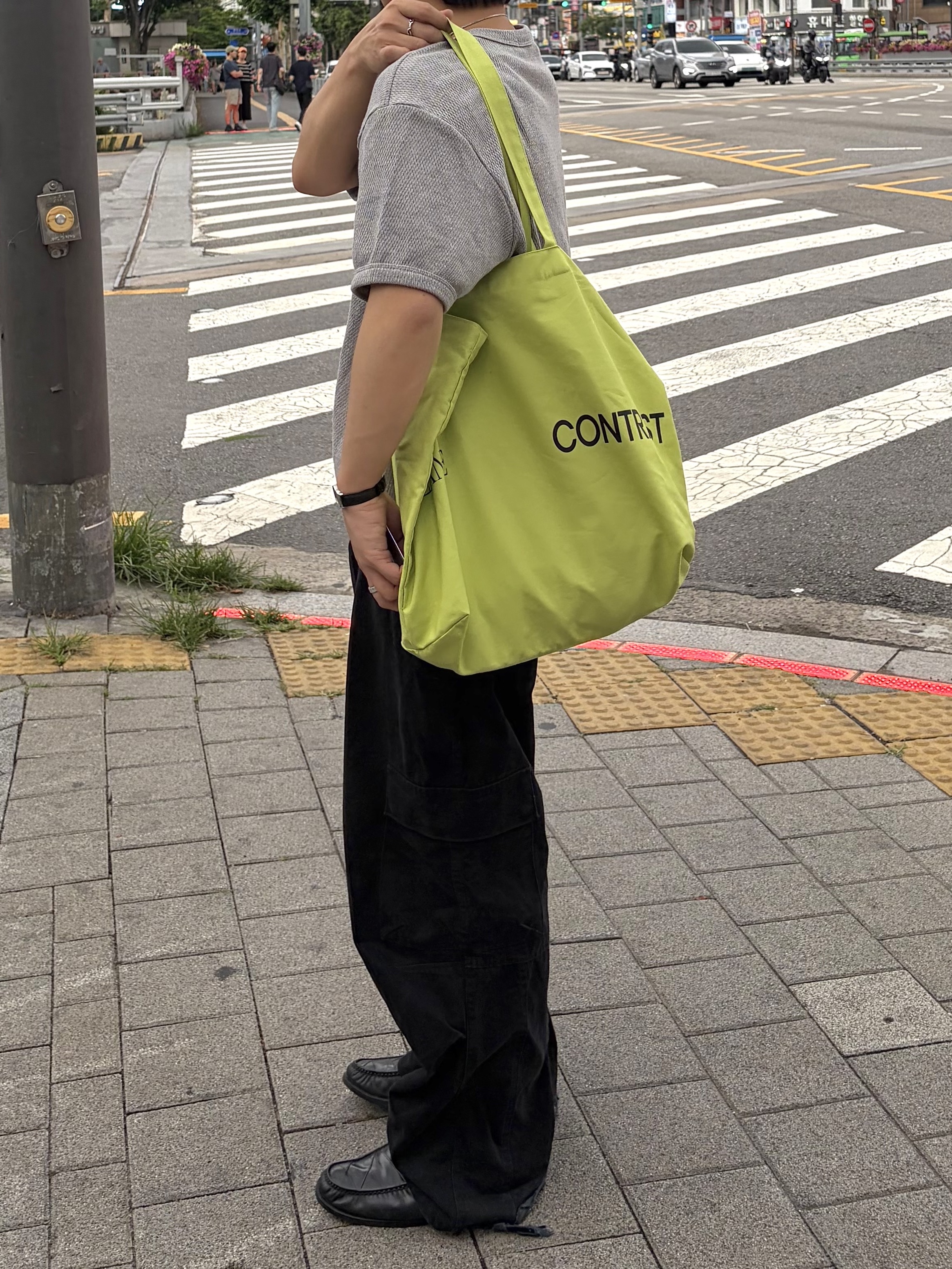 noun Easeful Tote Bag Lime, noun Henley Neck T-Shirts Melange Gray 착용 스타일 - 2