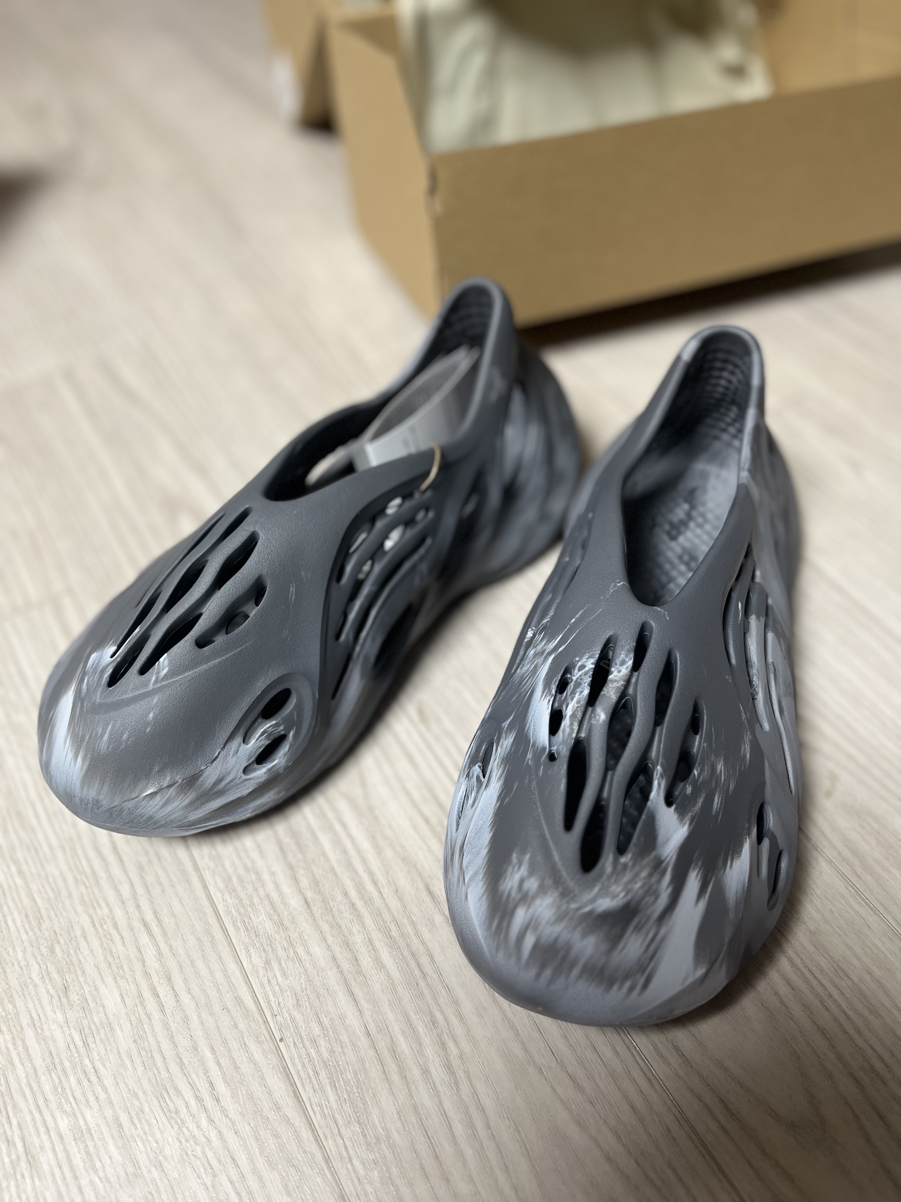 Adidas Yeezy Foam RNNR MX Granite 착용 스타일