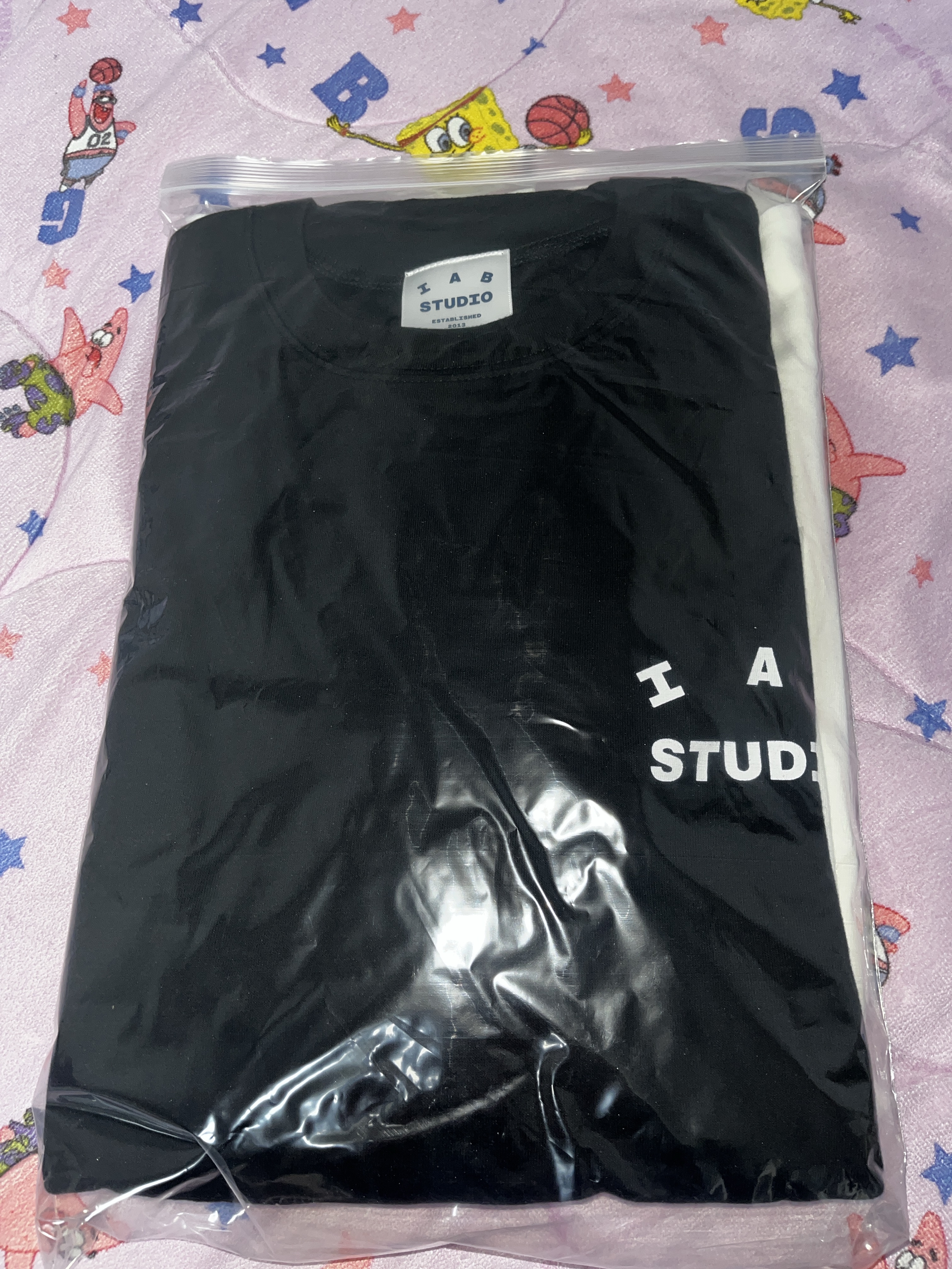 IAB Studio 10th Anniversary T-Shirts Pack White & Black (2 Pack) 착용 스타일