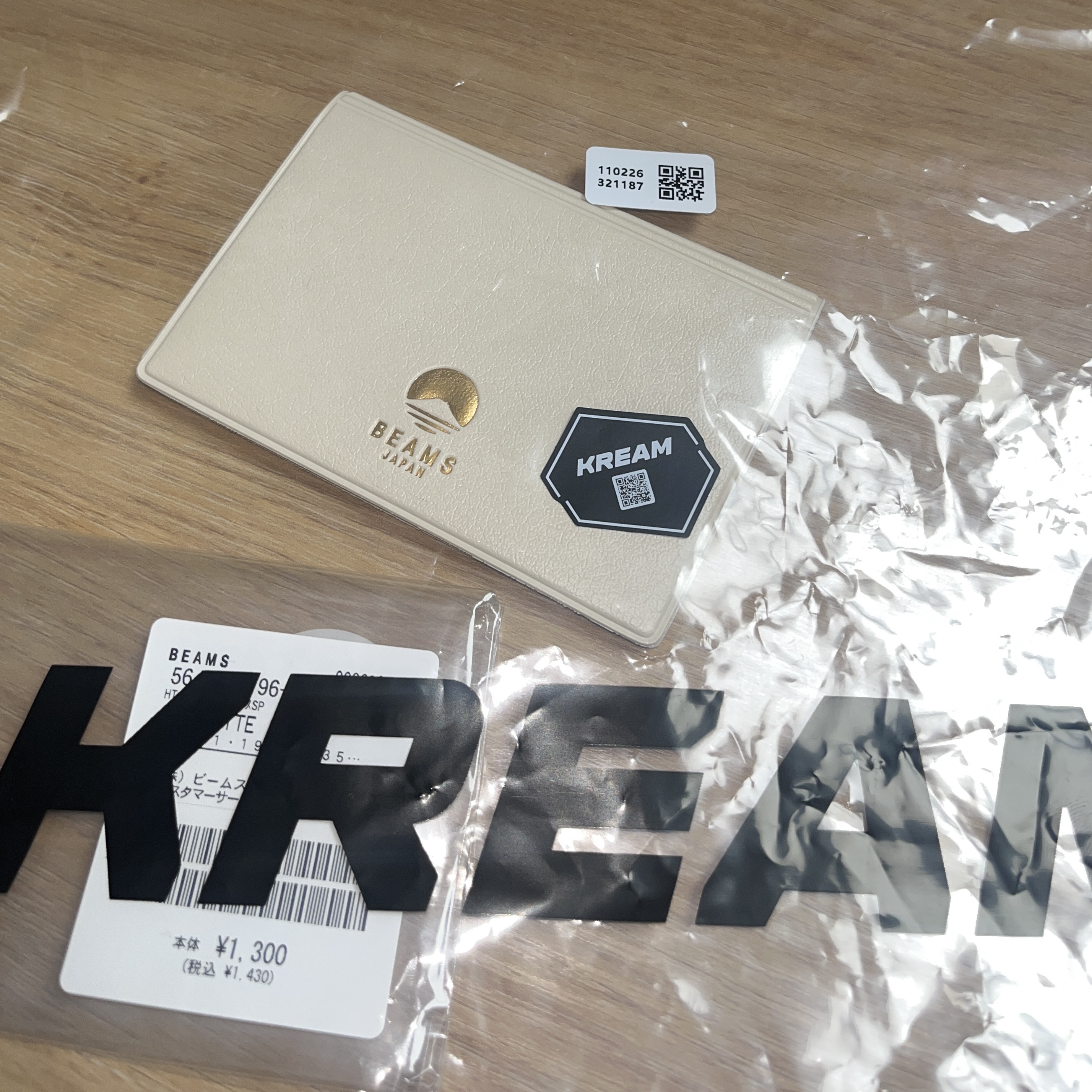 Beams x Hightide Special Order Pass & Card Case White 착용 스타일