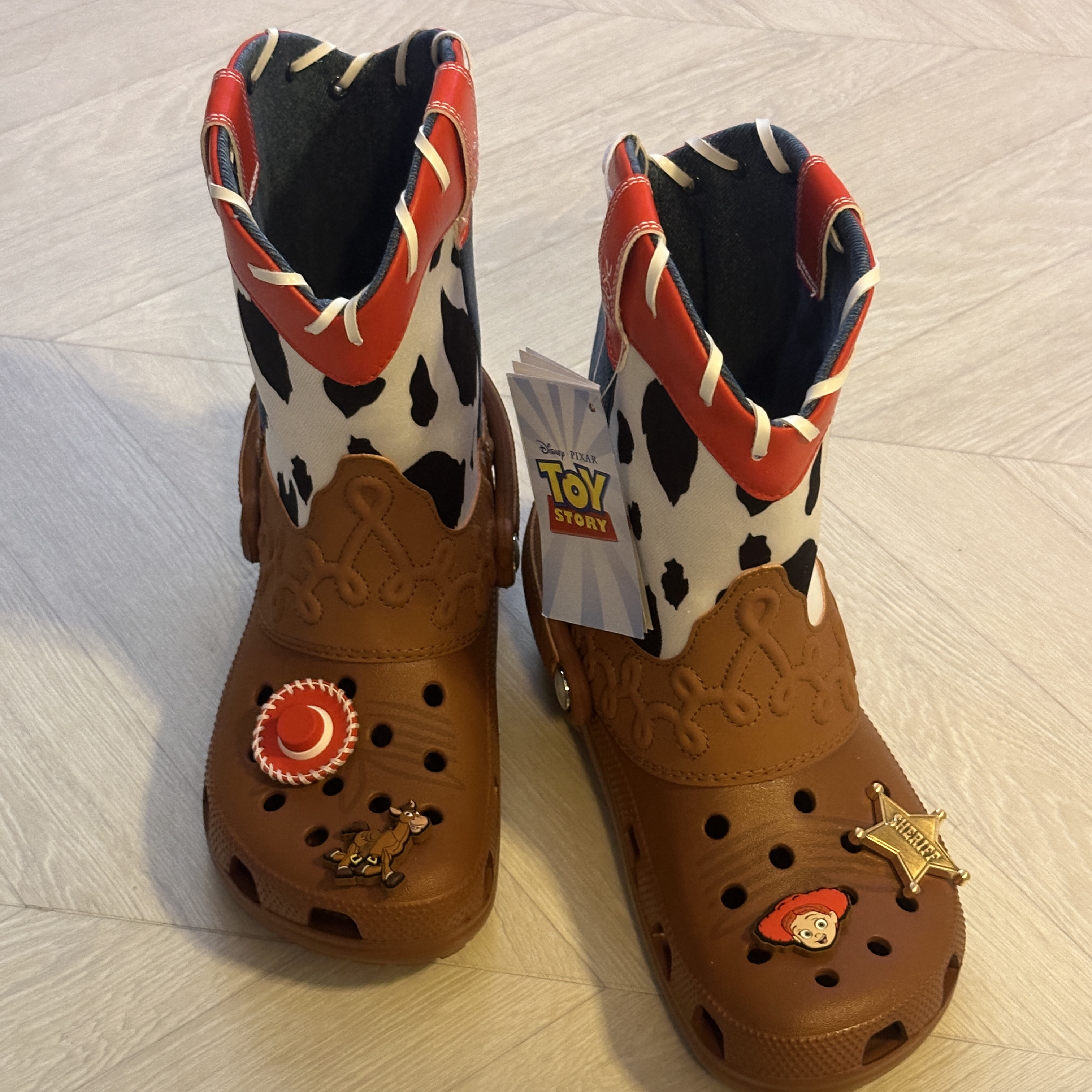 Crocs x Toy Story Jessie Classic Cowboy Boot Multi 착용 스타일
