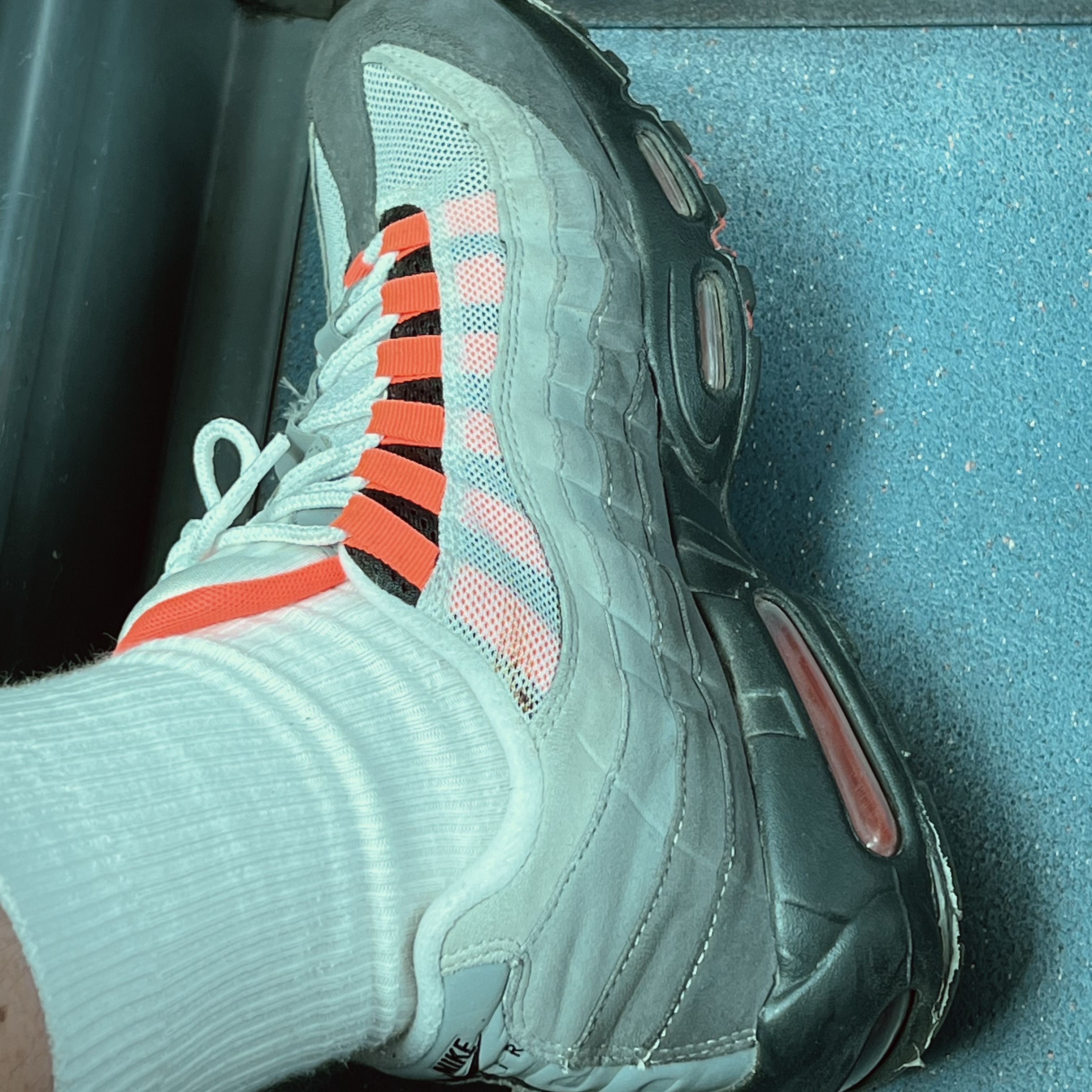 Nike Air Max 95 OG Solar Red 2018 착용 스타일 - 2