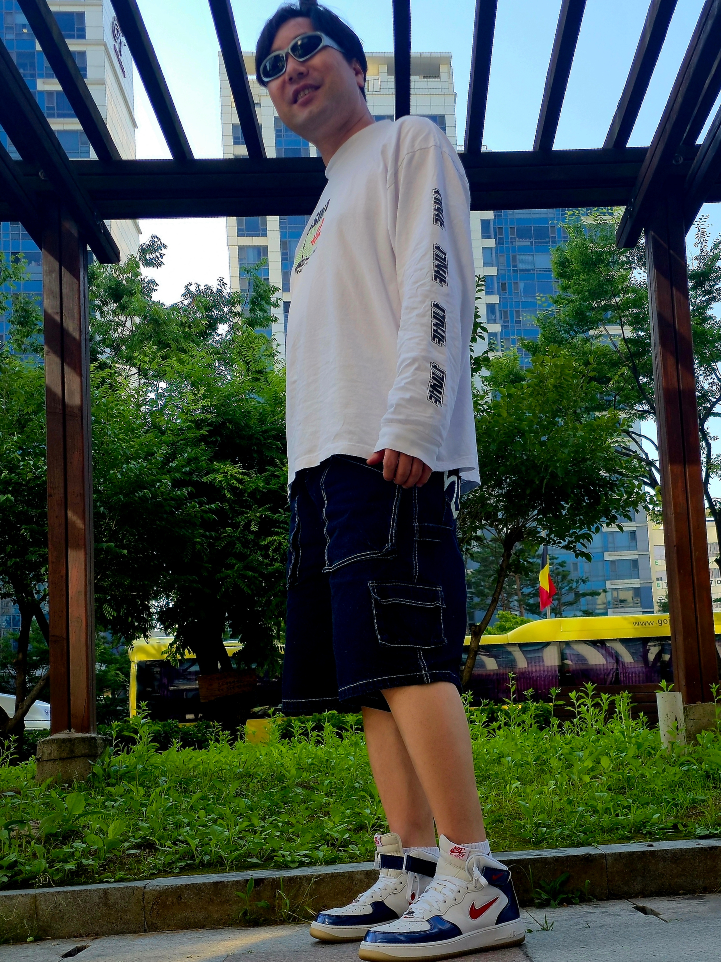 ASSC x KASINA Radio Signal L/S Tee White, Flavorism Carpenter Bermuda Denim Pants Indigo 착용 스타일