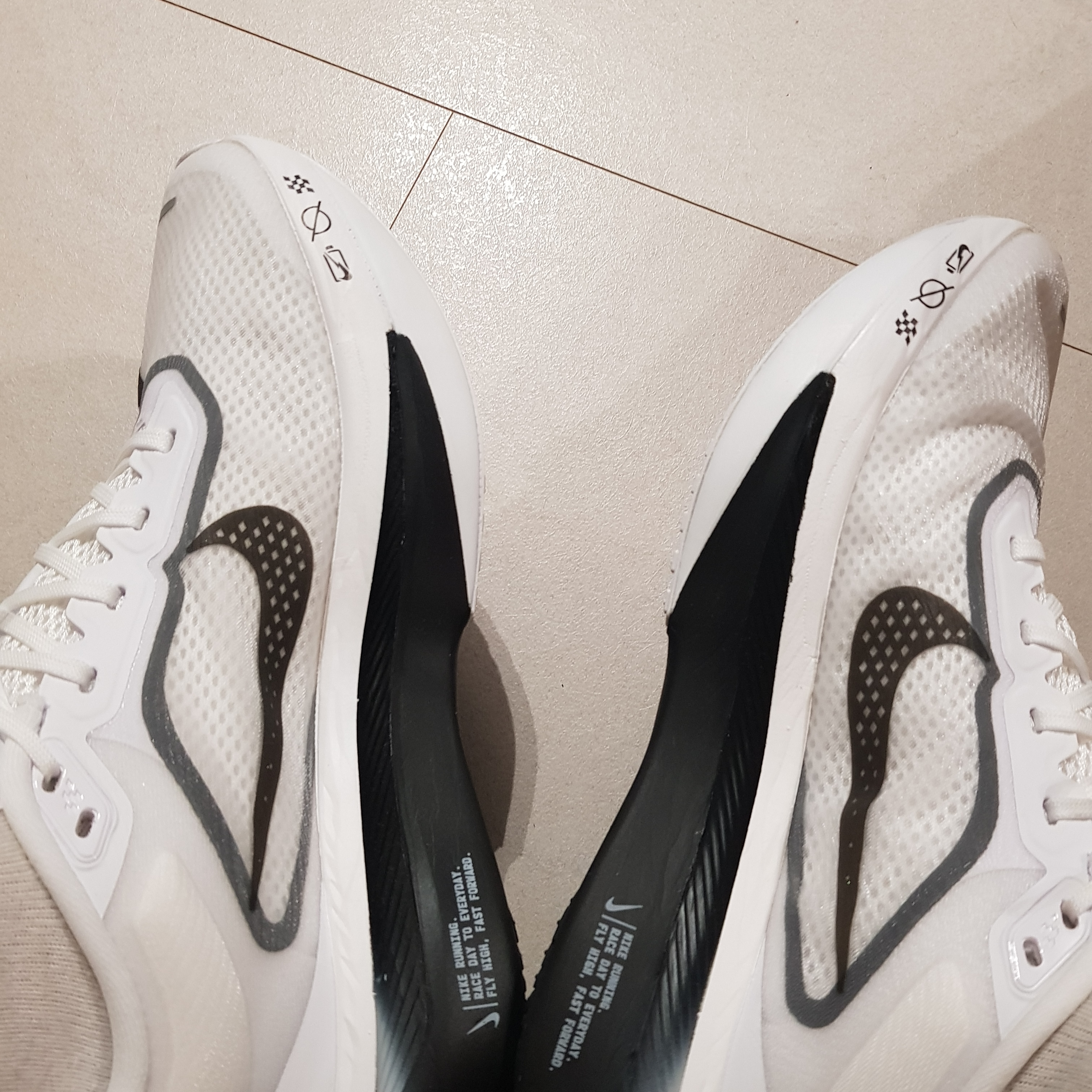Nike Zoom Fly 6 White Smoke Grey 착용 스타일 - 2