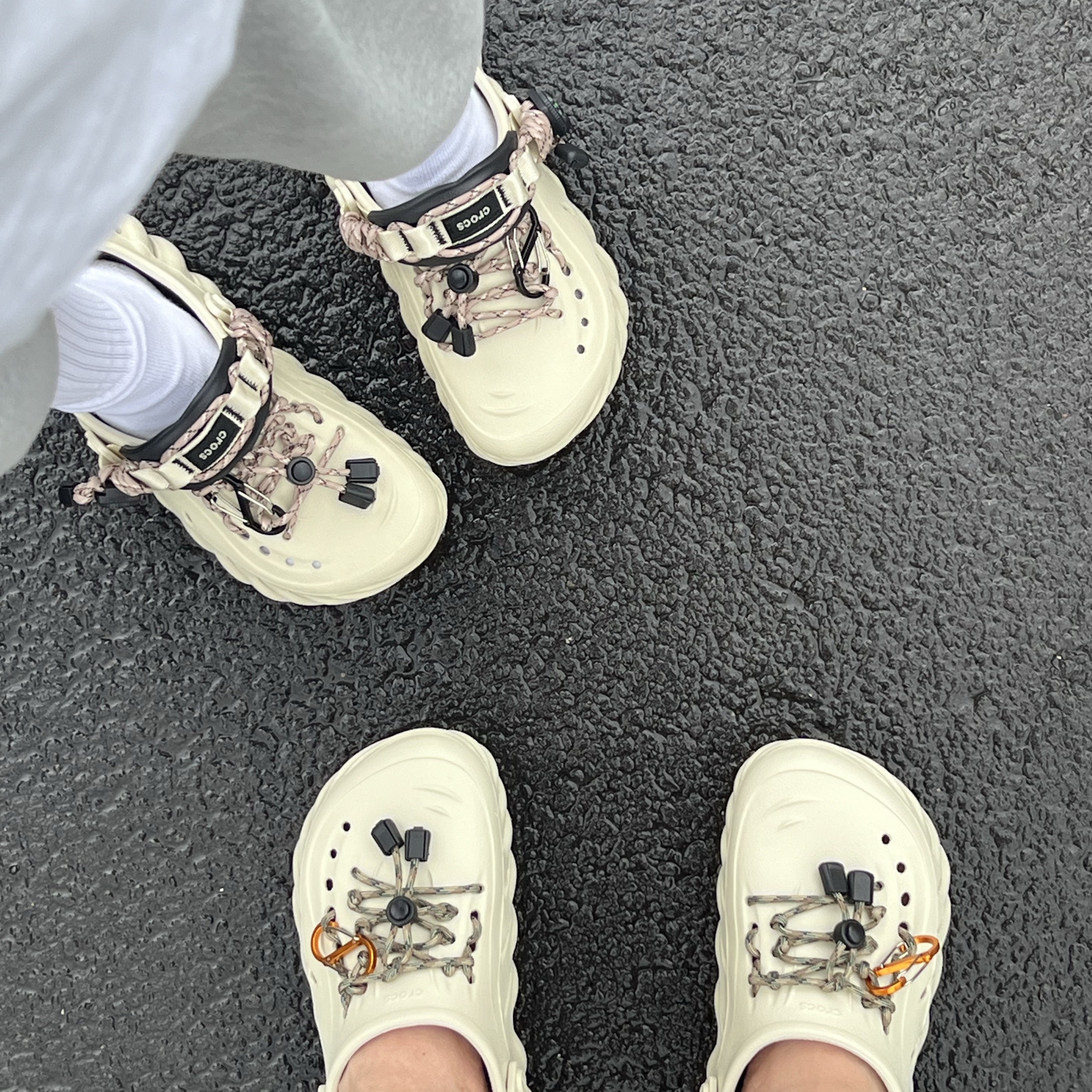 Crocs Echo Clog Bone Black 착용 스타일