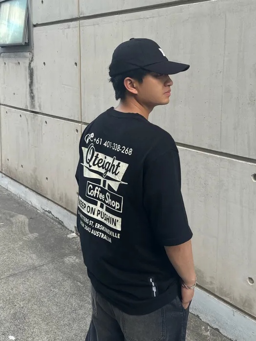 QT8 GARMENTS Coffee Shop Washed Tee Black 착용 스타일 - 1