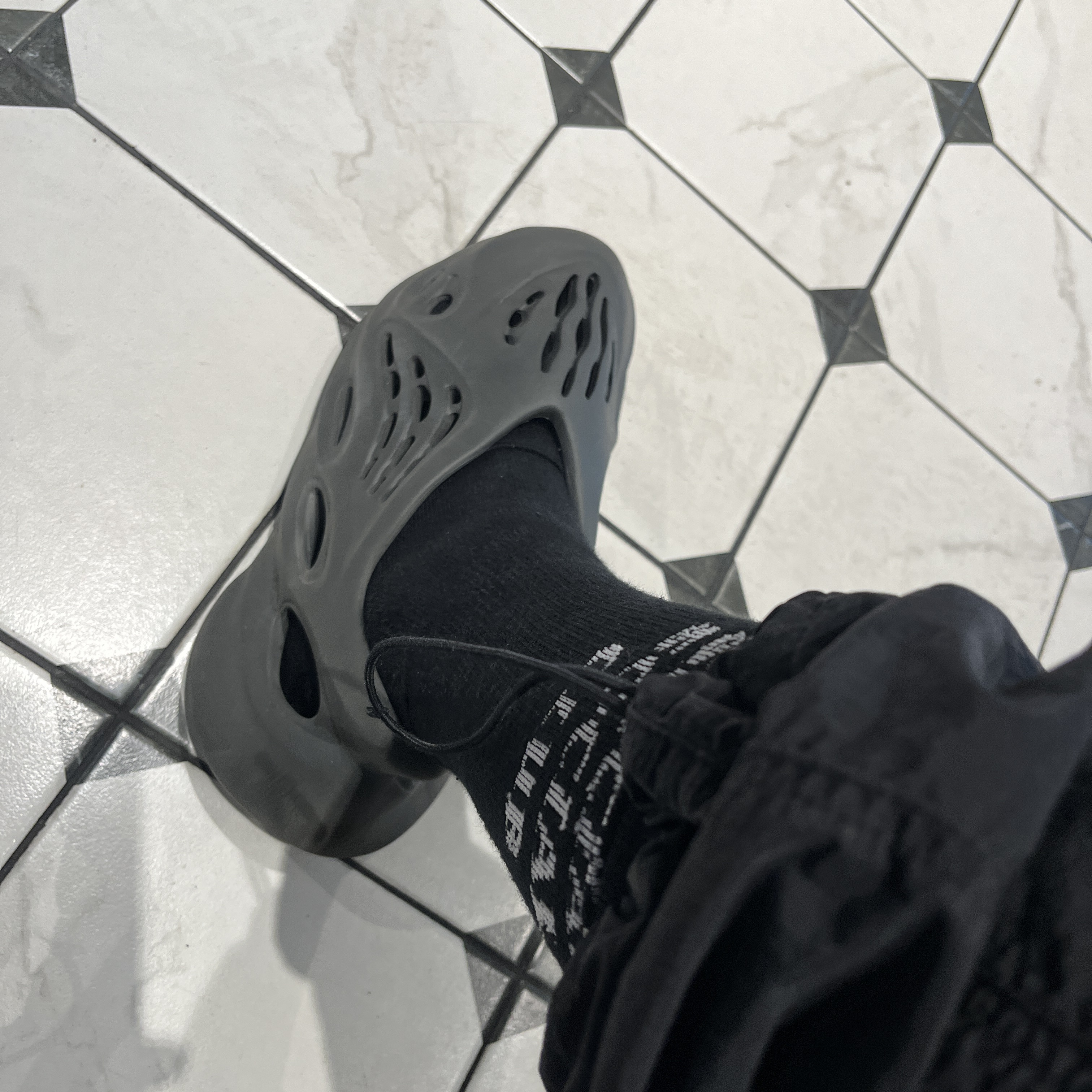 Adidas Yeezy Foam RNNR Carbon 착용 스타일