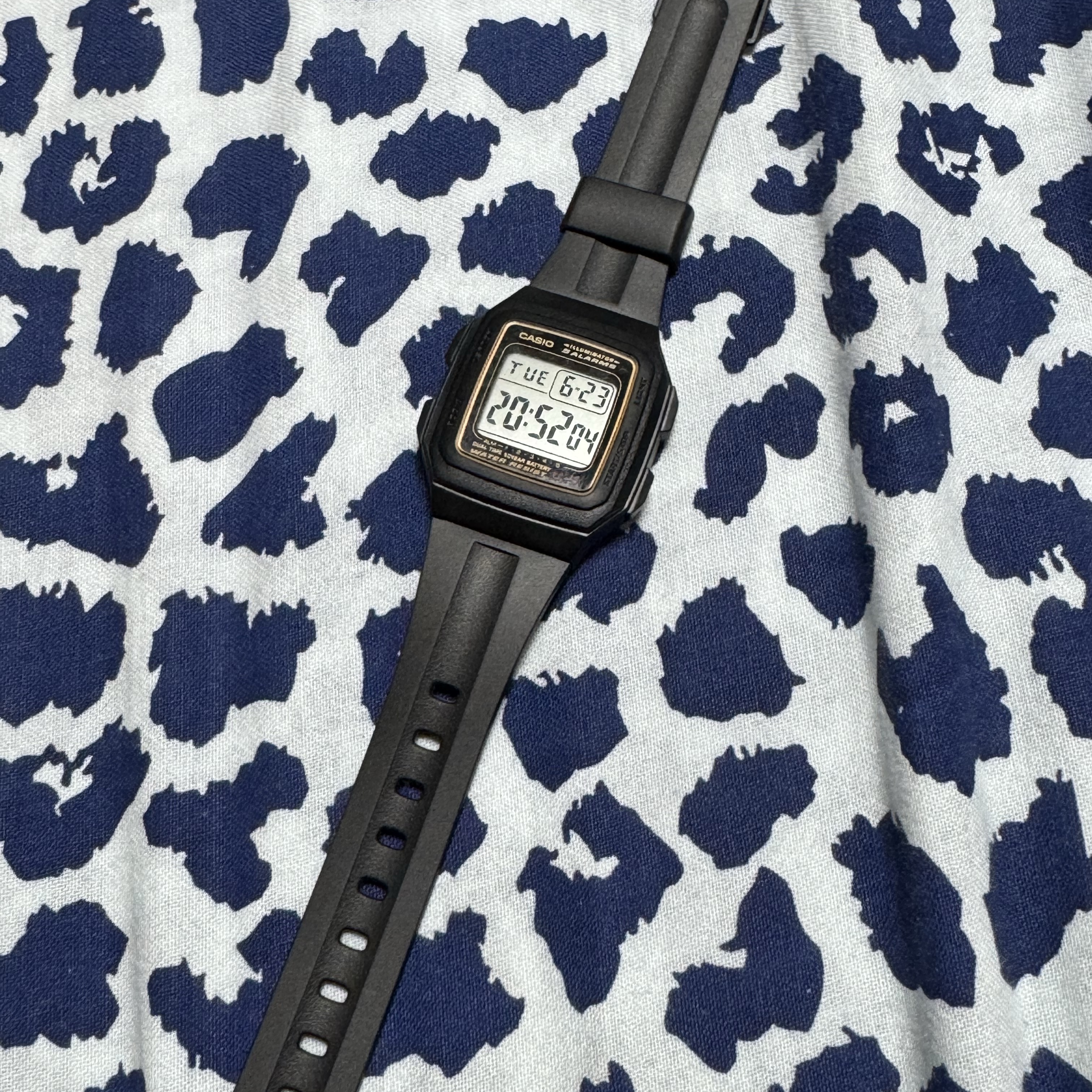 Casio F-201WA-9ADF 착용 스타일