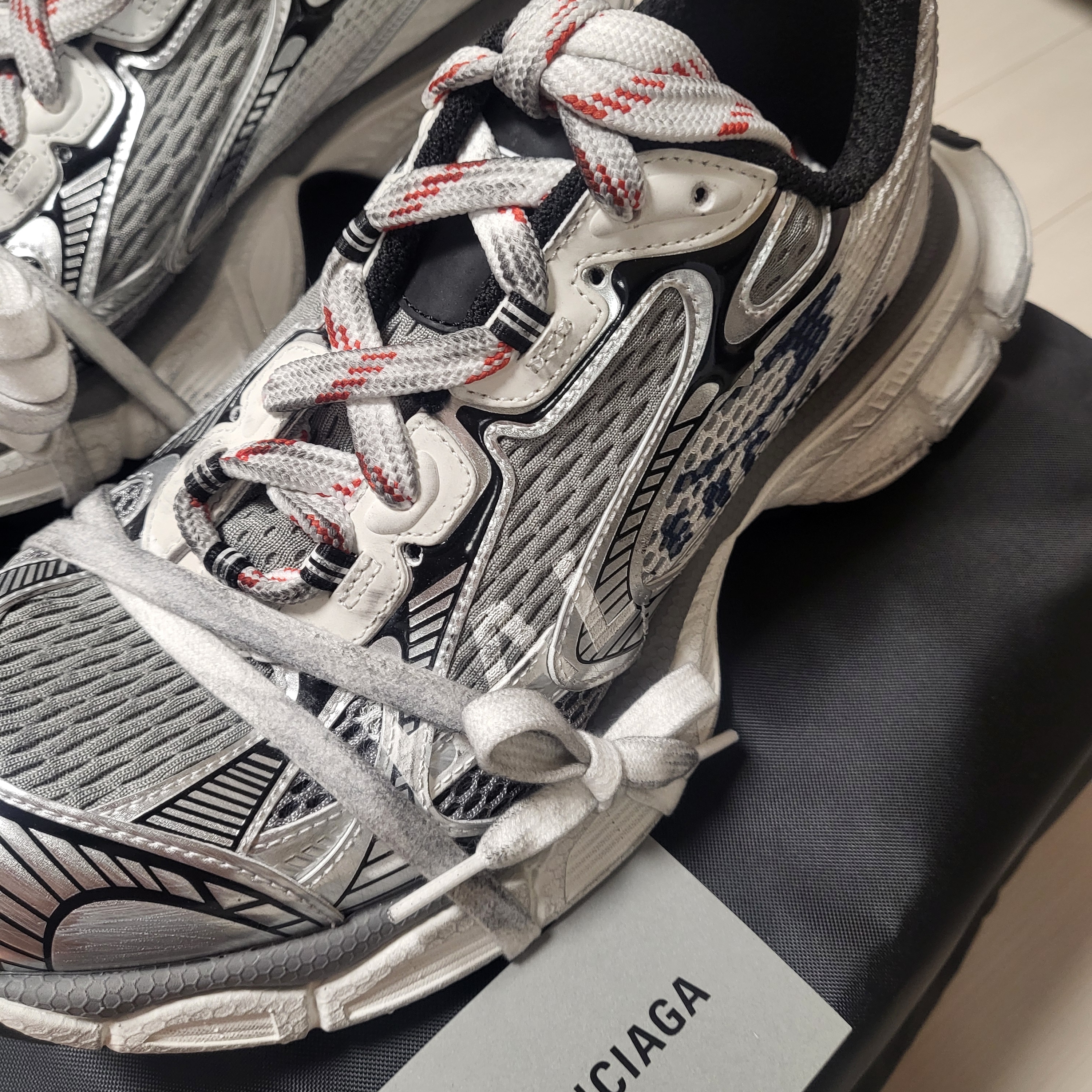 Balenciaga 3XL Split Logo Sneakers White Navy 착용 스타일 - 2