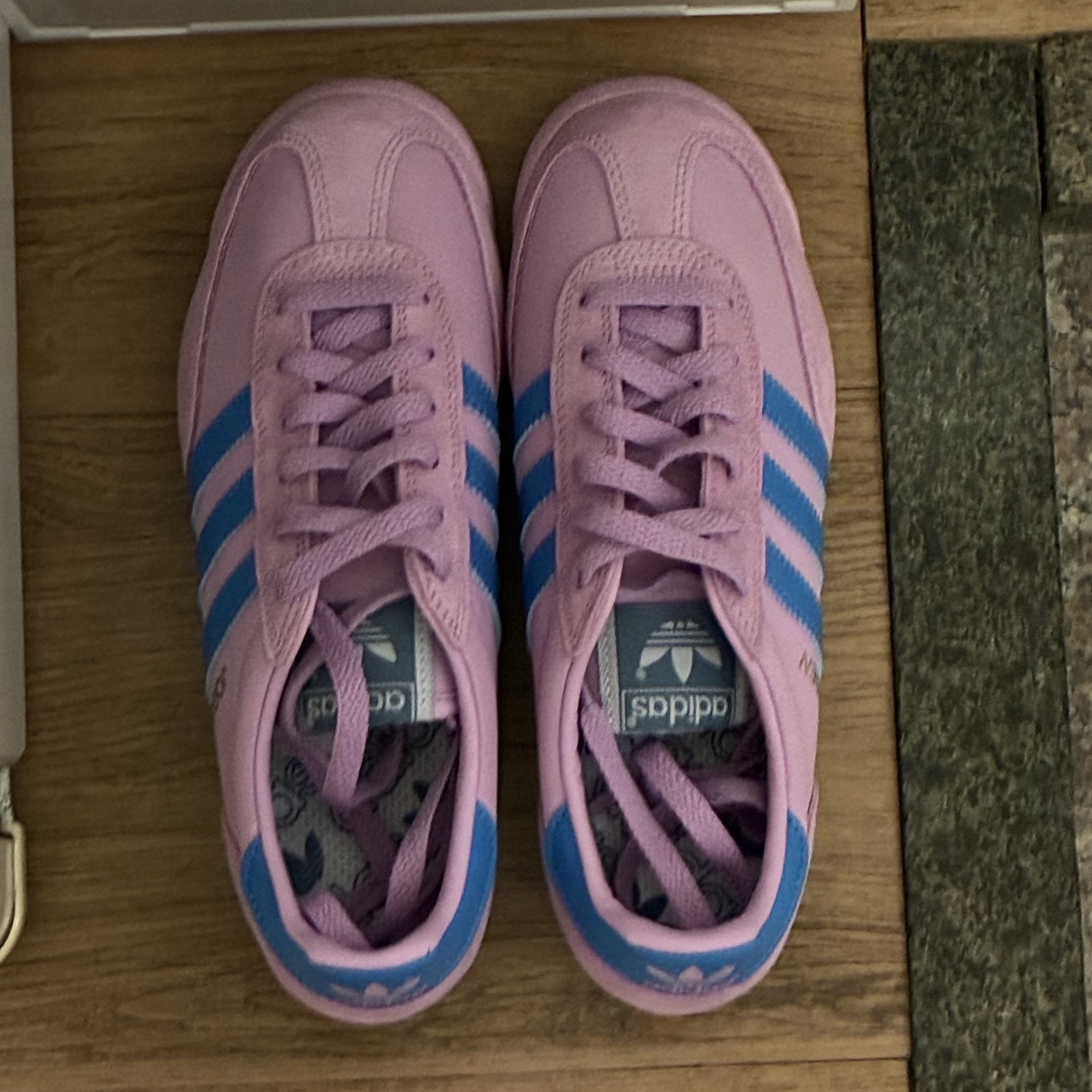 Adidas Joggen OG Bliss Lilac - Size? Exclusive 착용 스타일