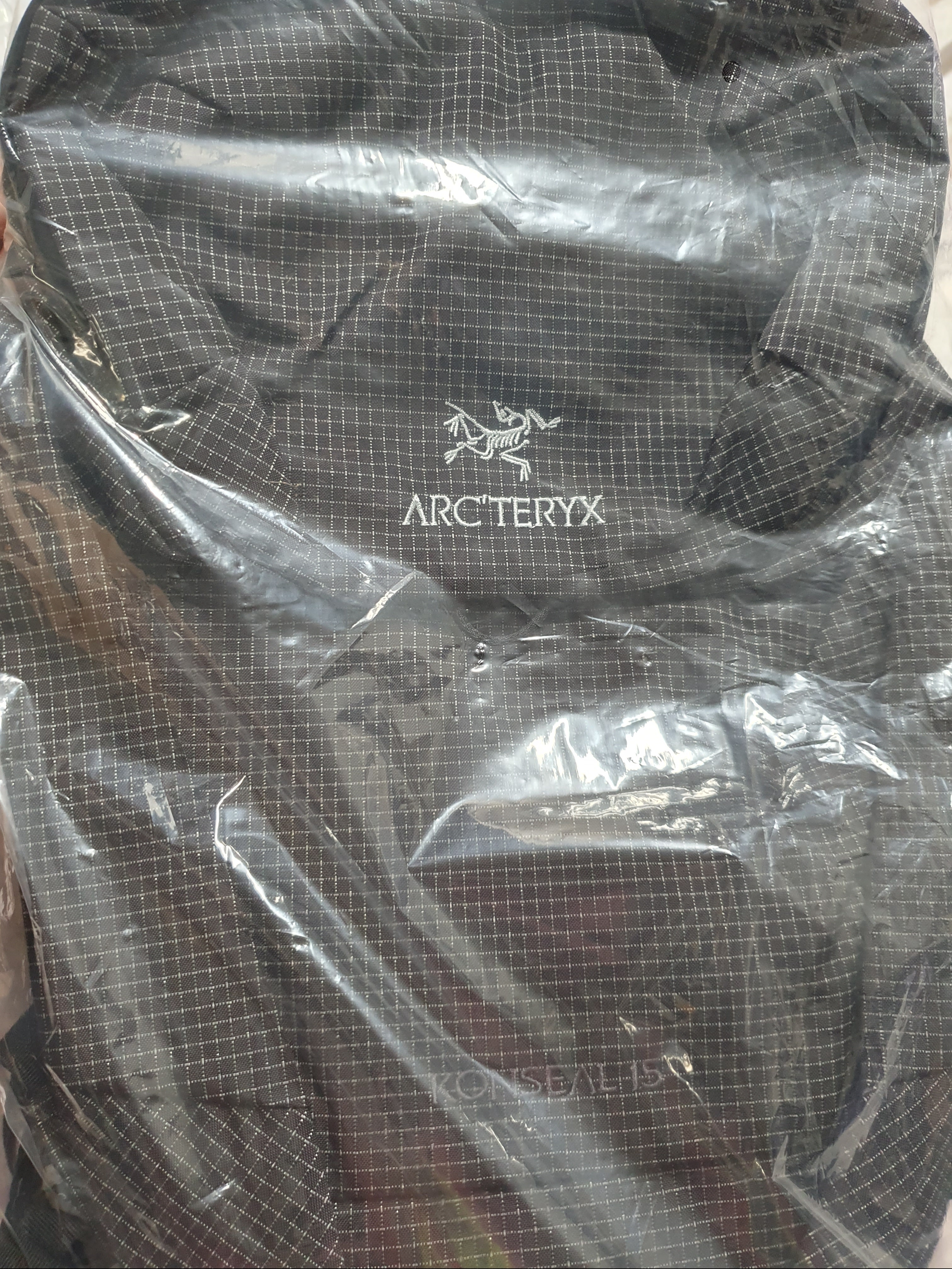 Arc'teryx Konseal 15 Backpack Black 착용 스타일