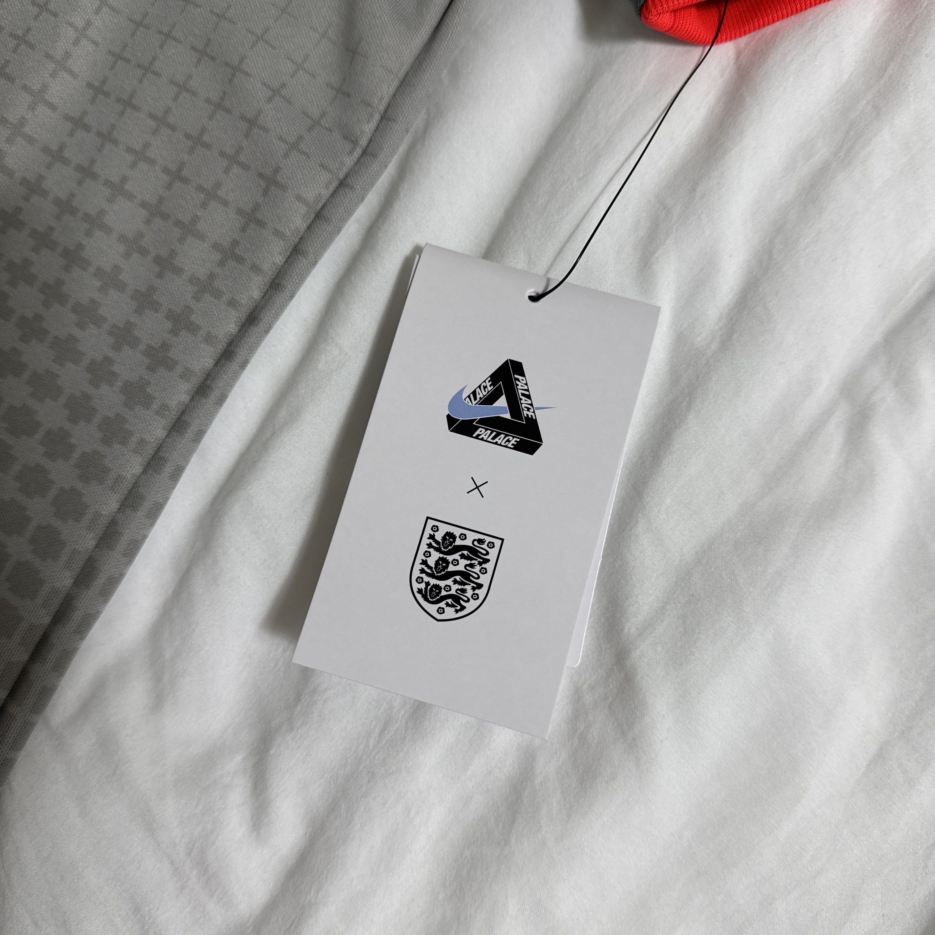 (Kids) Palace x Nike England Short-Sleeve Soccer Top Pewter Grey Bright Crimson Bright Crimson 착용 스타일 - 4