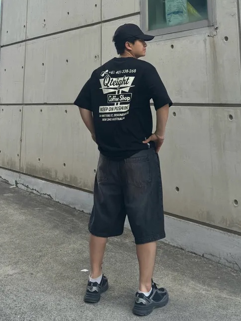 QT8 GARMENTS Coffee Shop Washed Tee Black 착용 스타일 - 2
