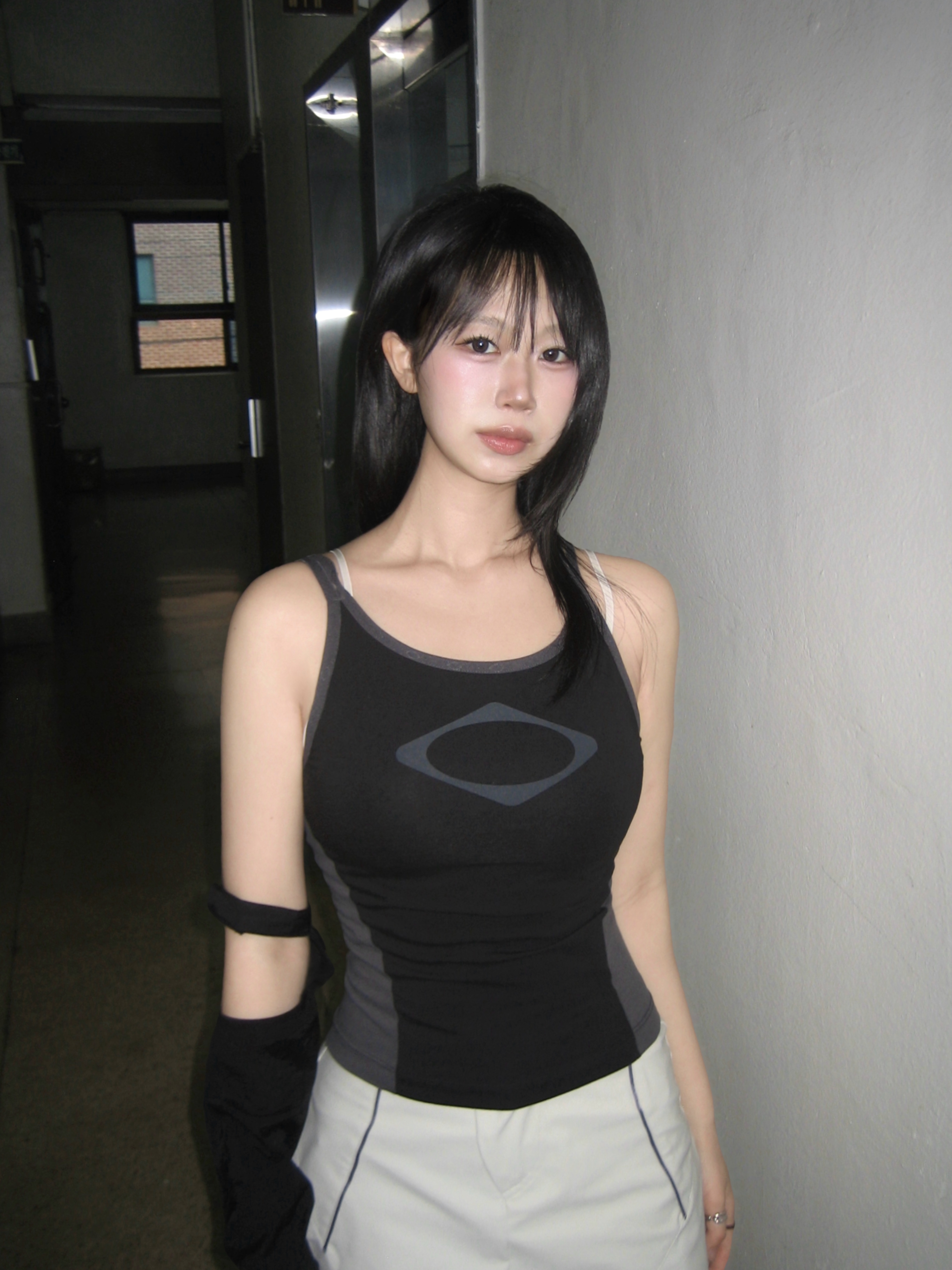 (W) Mischief Rhombus Color Blocked Sleeveless Black 착용 스타일