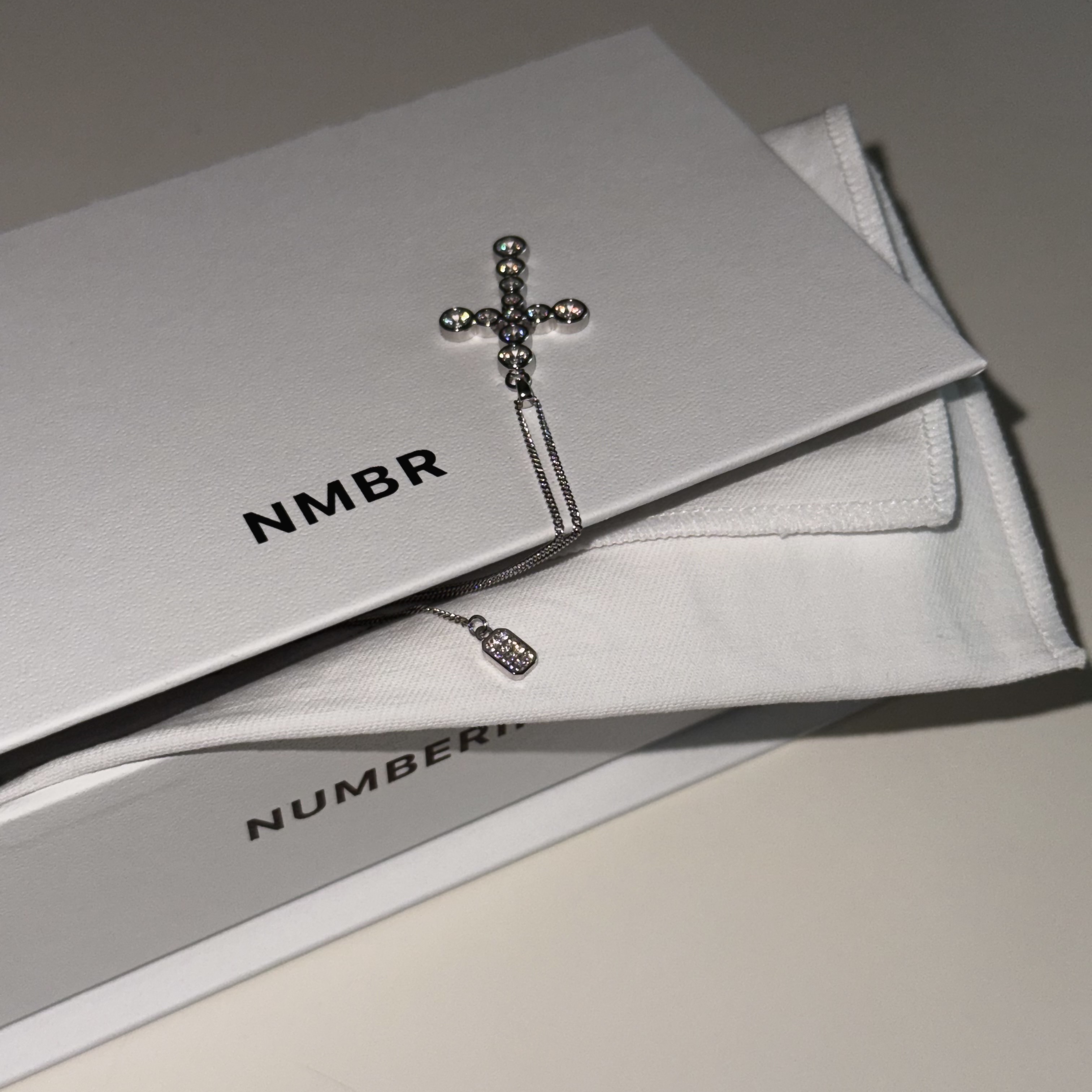 NUMBERING #3729 Round Brilliant Gradient Cross Necklace White 착용 스타일