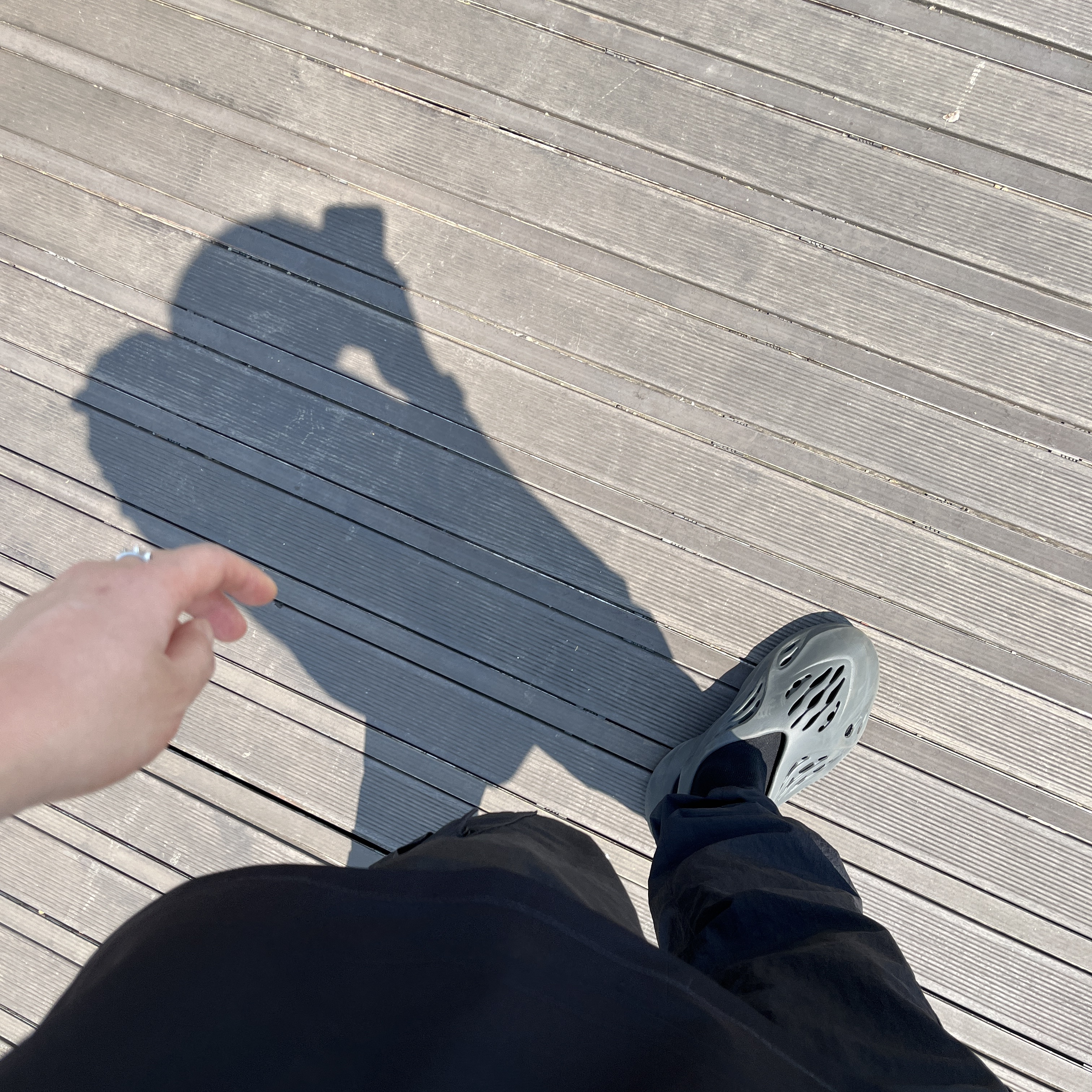 Adidas Yeezy Foam RNNR Carbon 착용 스타일