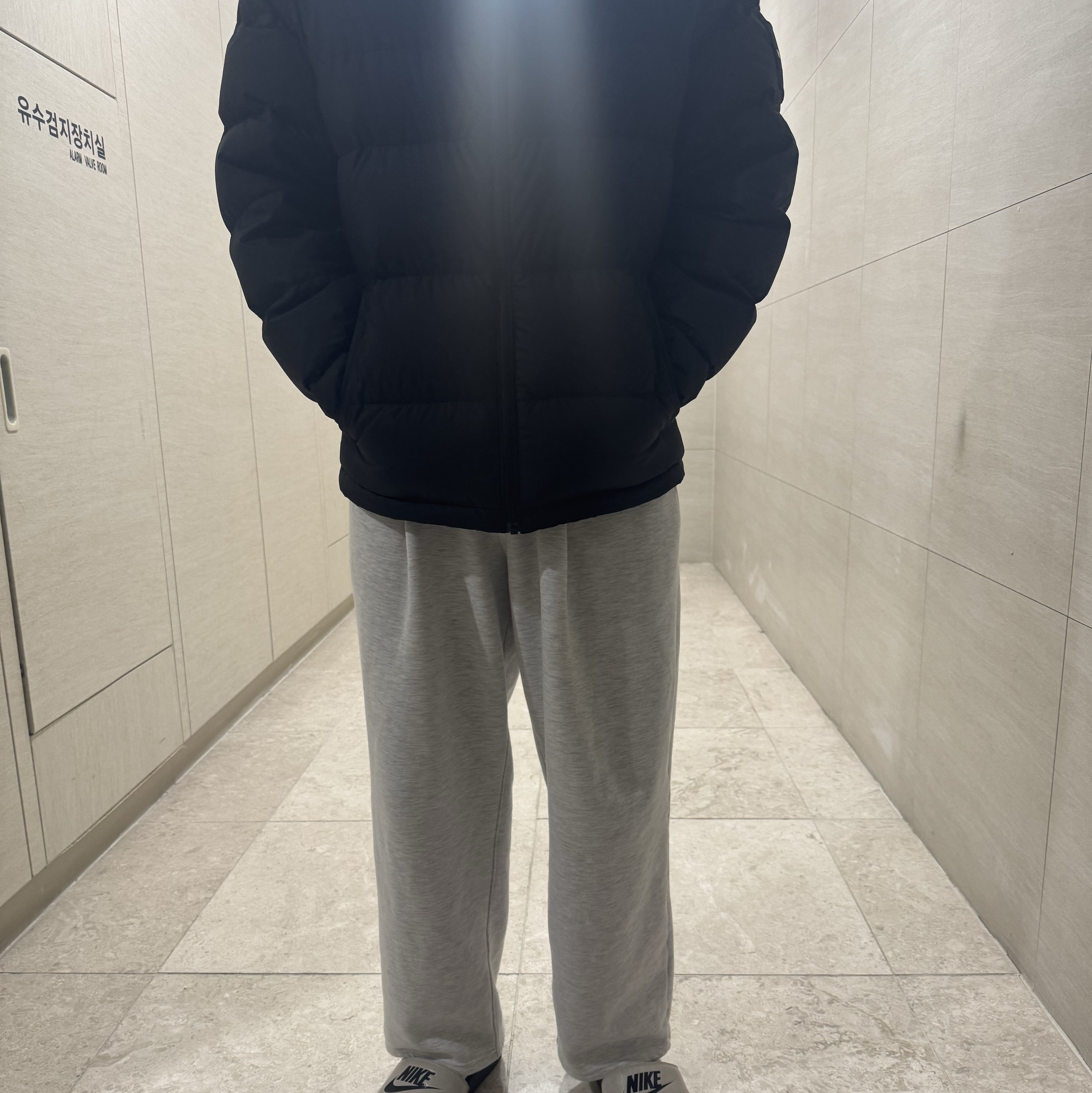 Stone Island 532B9 Crewneck Knit White - 23SS, The North Face 1992 Nuptse Jacket Black 착용 스타일