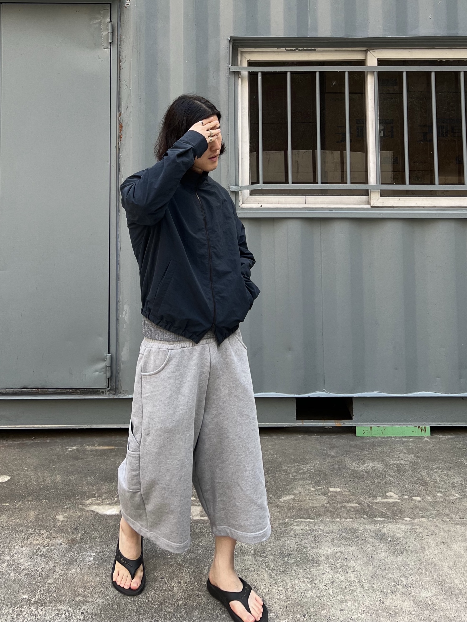 Oofos x Andersson Bell OOriginal Flip Flop Black, MJD Wide Carpenter Bermuda Shorts Melange Grey 착용 스타일 - 4