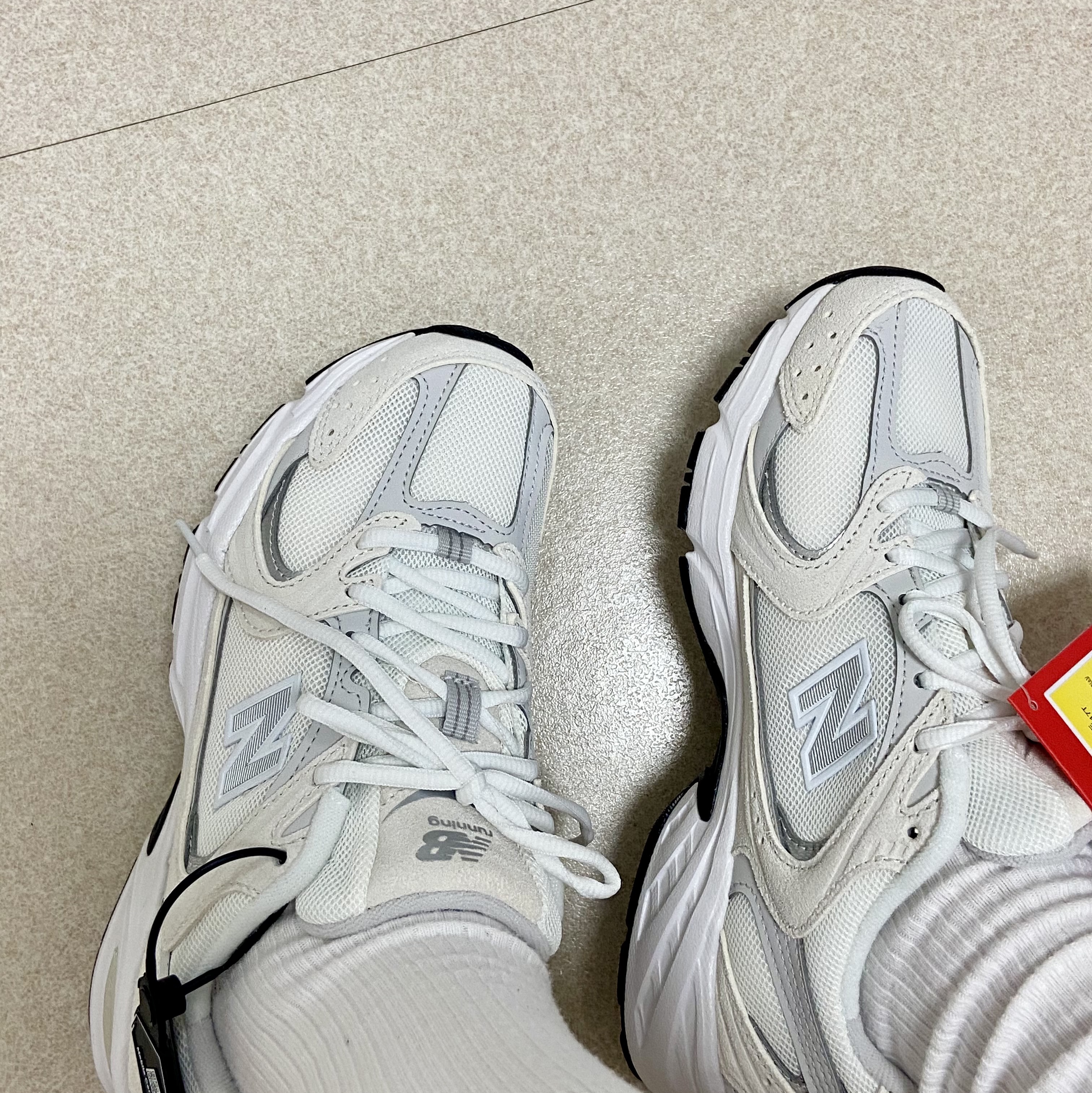 New Balance 530 White Grey 착용 스타일 - 3