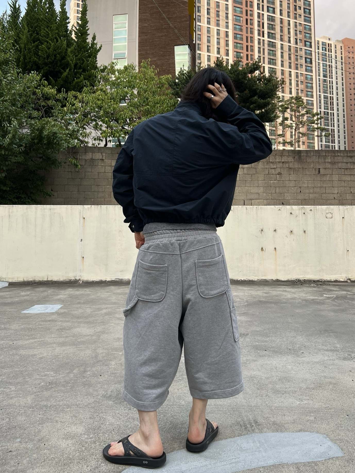Oofos x Andersson Bell OOriginal Flip Flop Black, MJD Wide Carpenter Bermuda Shorts Melange Grey 착용 스타일 - 5