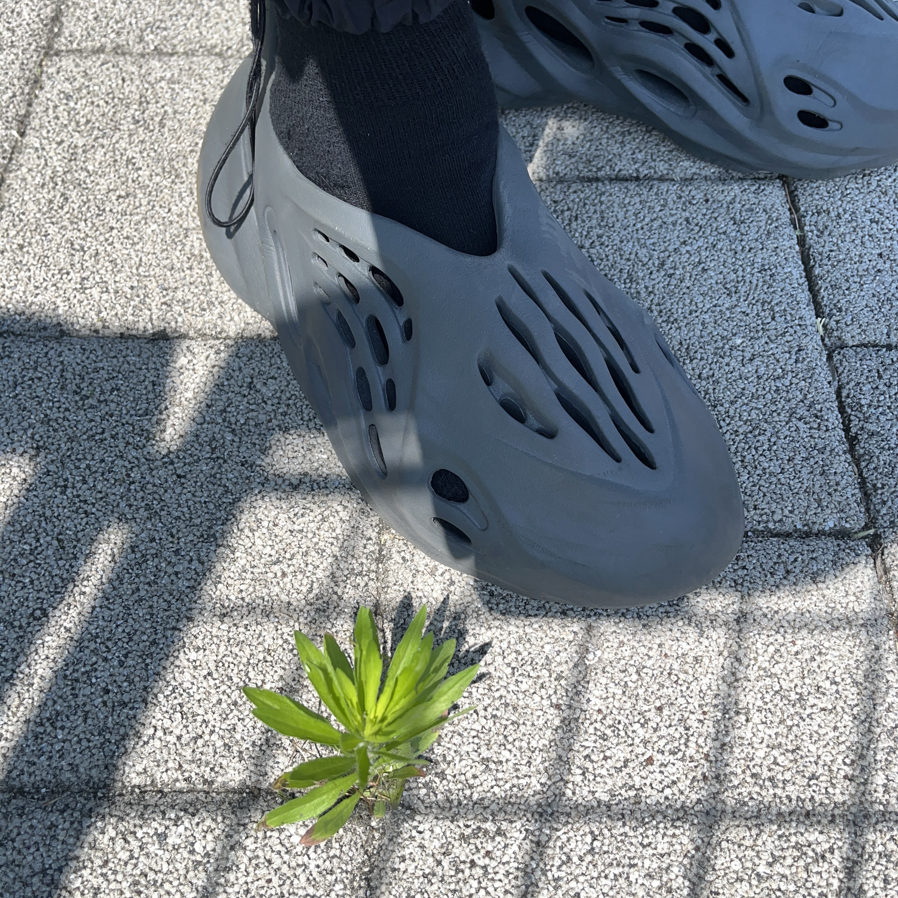 Adidas Yeezy Foam RNNR Carbon 착용 스타일