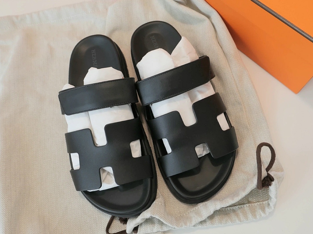 (W) Hermes Chypre Sandal Calfskin & Noir 착용 스타일 - 1