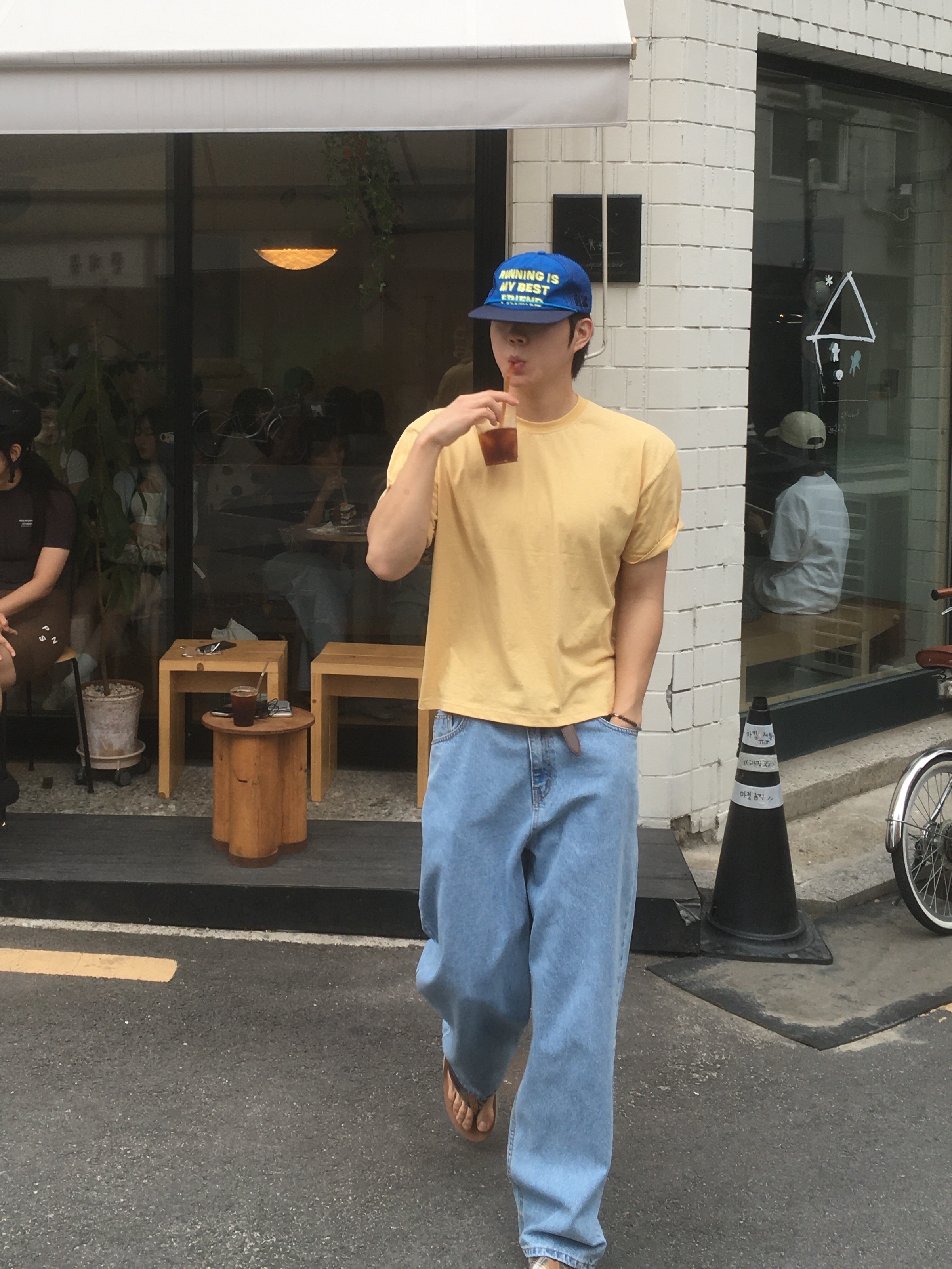 Alex Zono Running Is My Best Friend Trucker Blue, Island Slipper Classic Ultimate Suede Peanut Cognac 착용 스타일 - 2