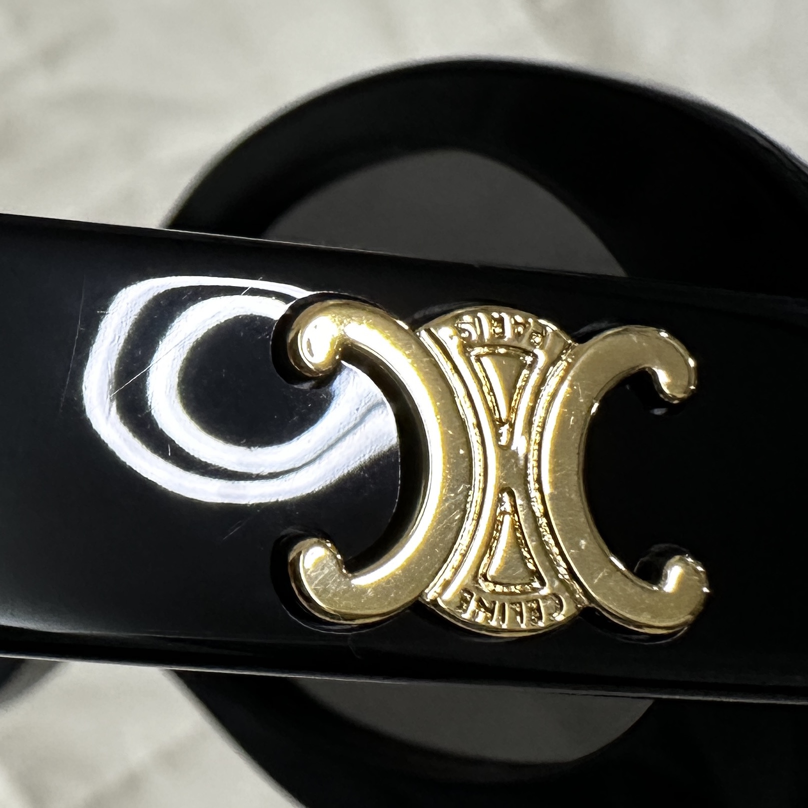 (W) Celine Triomphe 01 Sunglasses in Acetate Black 착용 스타일 - 5