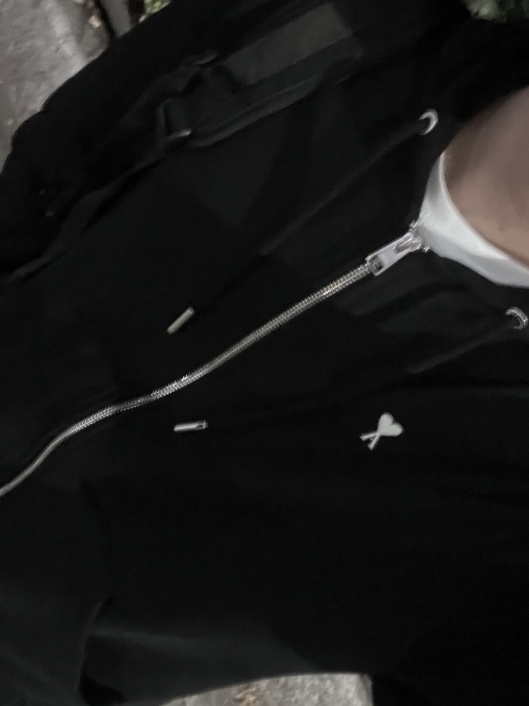 AMI de Coeur Cotton Zipped Hoodie Black White Cream, AMOU Kalt Lips Half T-Shirts White 착용 스타일 - 2