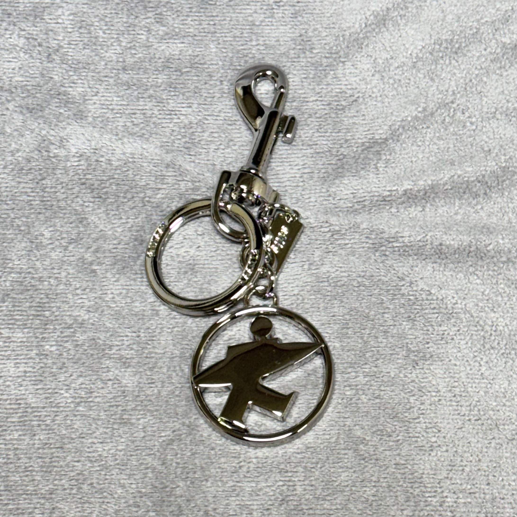 Stussy Surfman Keychain Silver 착용 스타일