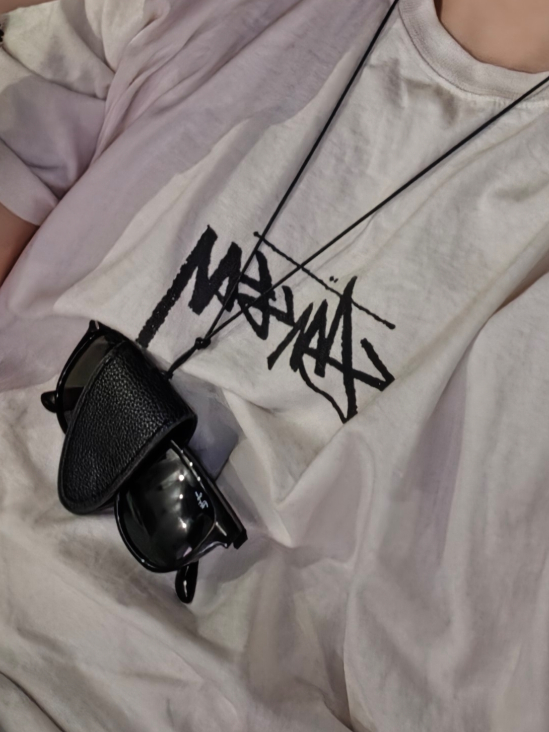 Stussy Small Stock T-Shirt Pigment Dyed Natural, Ray-Ban Original Wayfarer Classic Polished Black Frame Green Classic G-15 Lenses Low Bridge Fit 착용 스타일 - 2