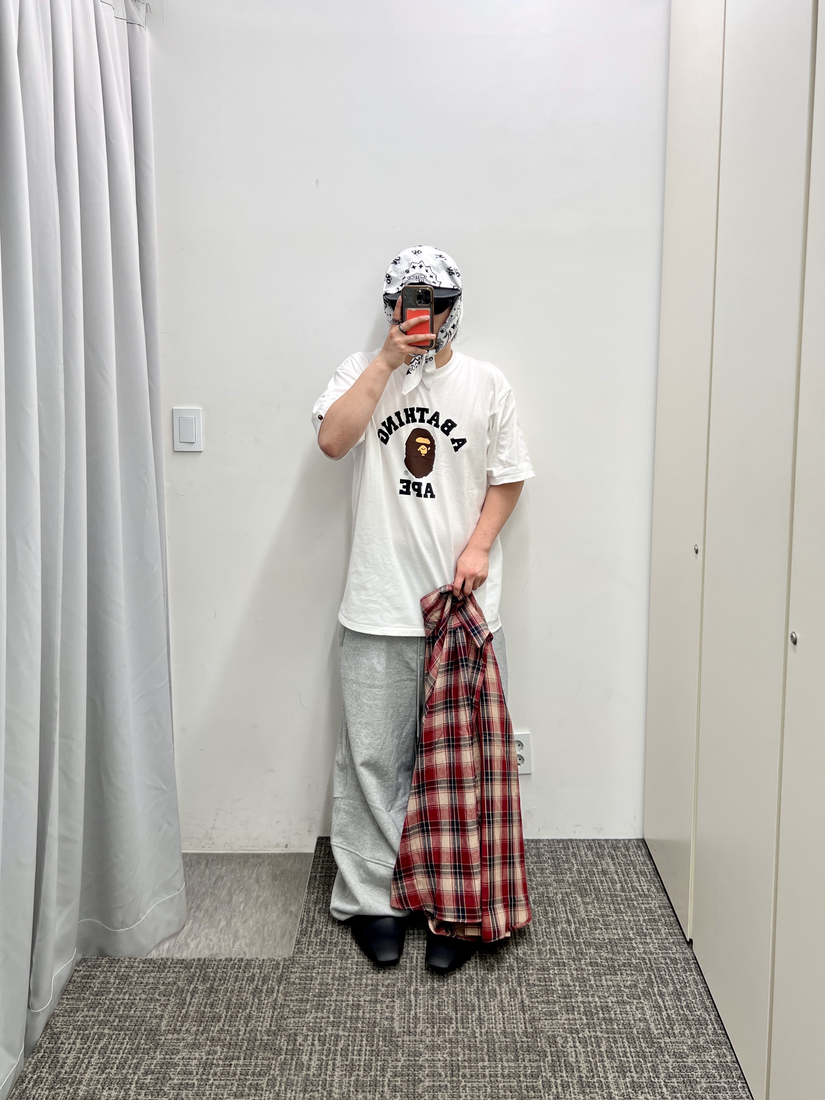 BAPE College T-Shirt White, Balenciaga Rubber Space Shoe Matte Black 착용 스타일 - 5