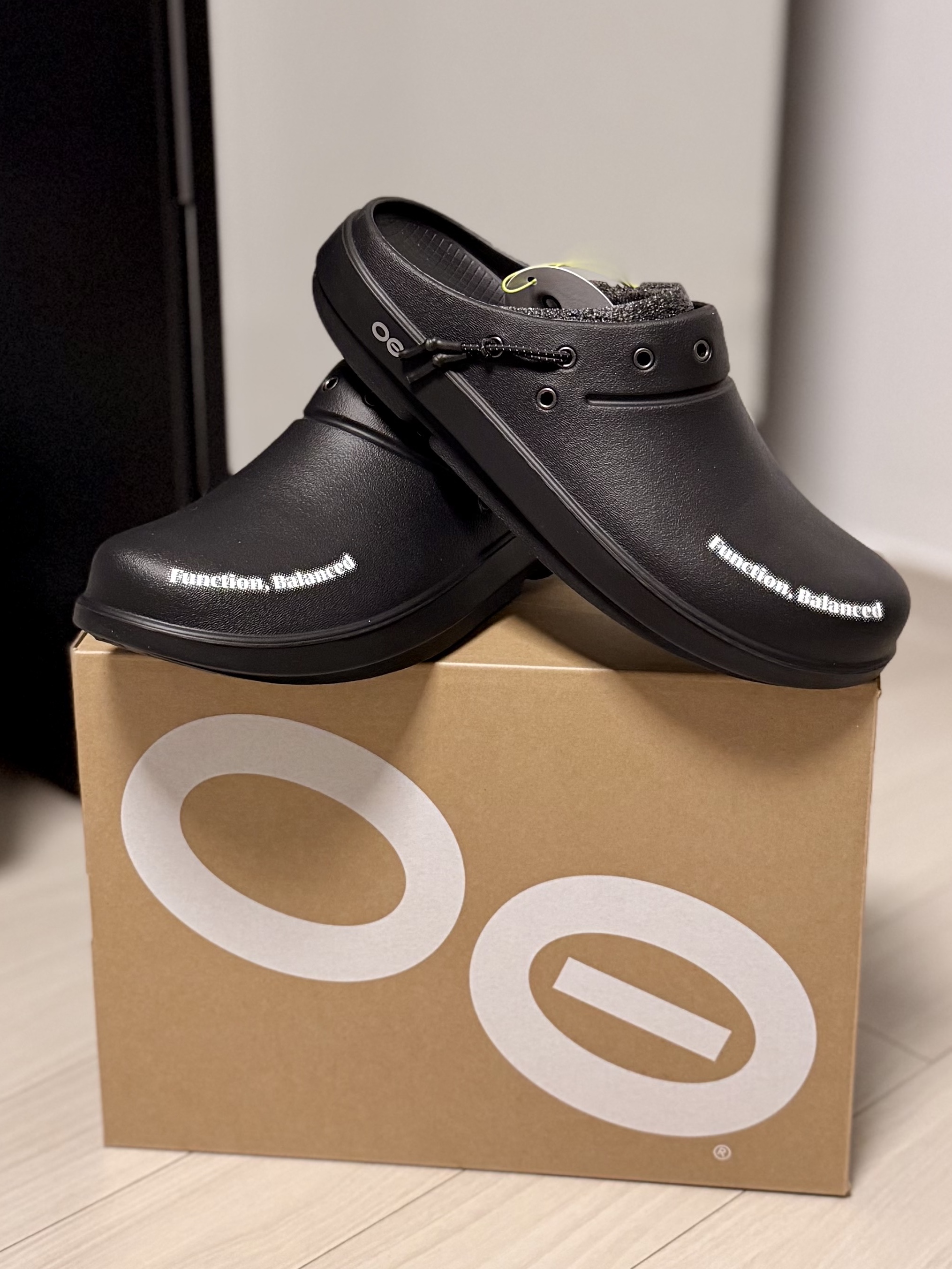 Oofos x Unaffected Clog Black 착용 스타일