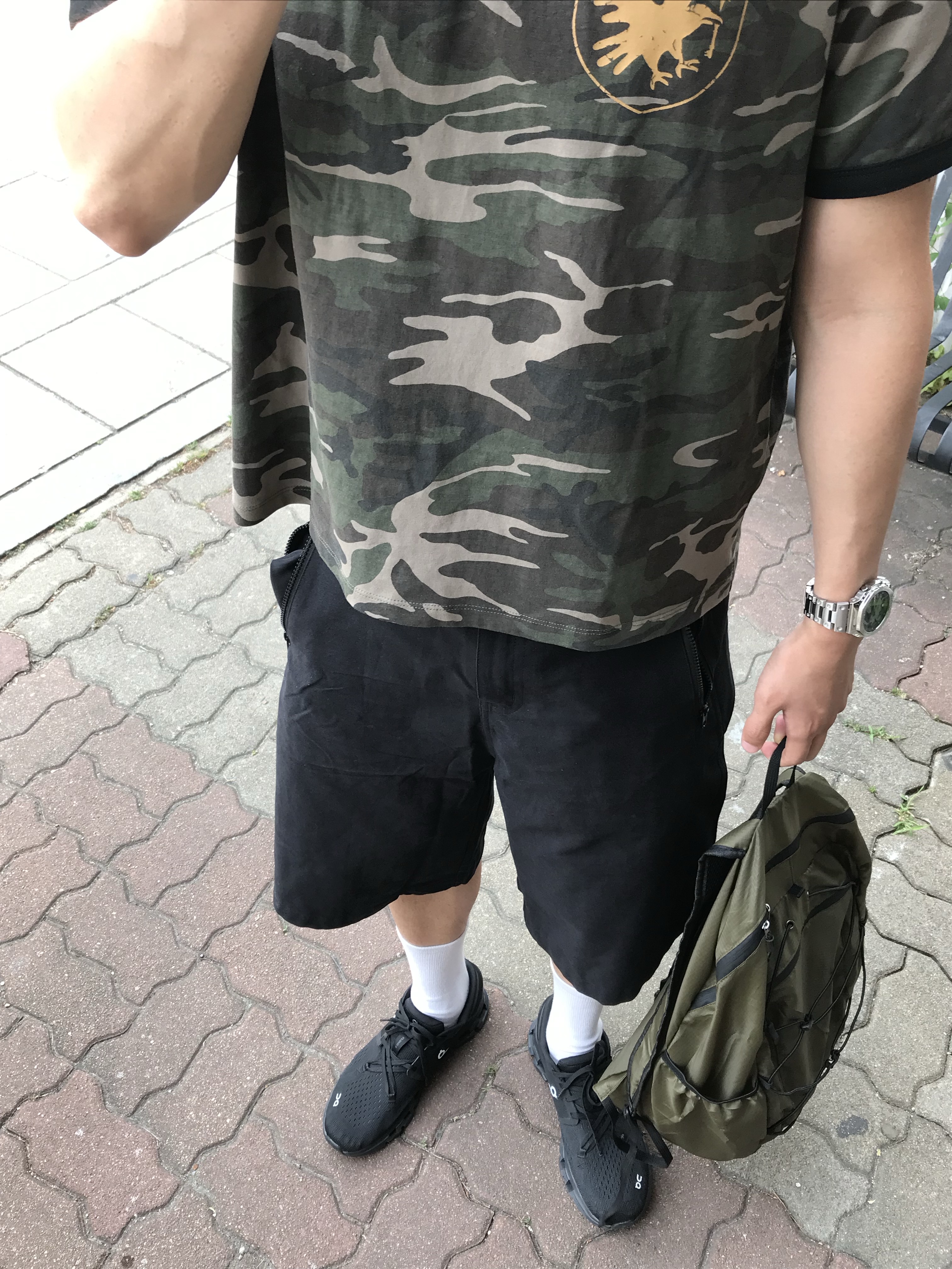 Heisan Ultra-light Compact Pocketbag V2 - Khaki (M), (W) On Running Cloud X 4 Black Eclipse 착용 스타일 - 2