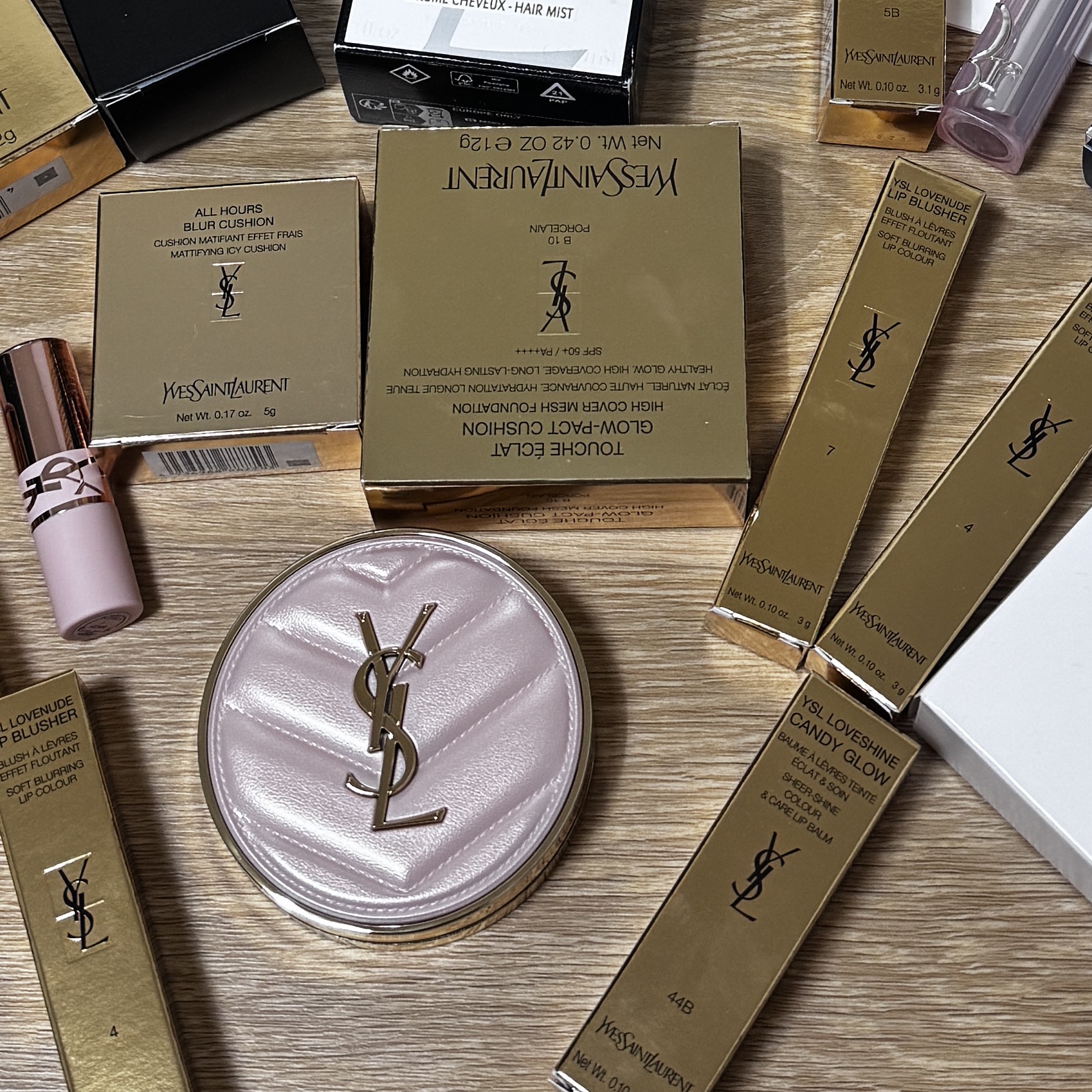 Yves Saint Laurent Touche Eclat Glow Cusion B10 Porcelain 착용 스타일 - 2