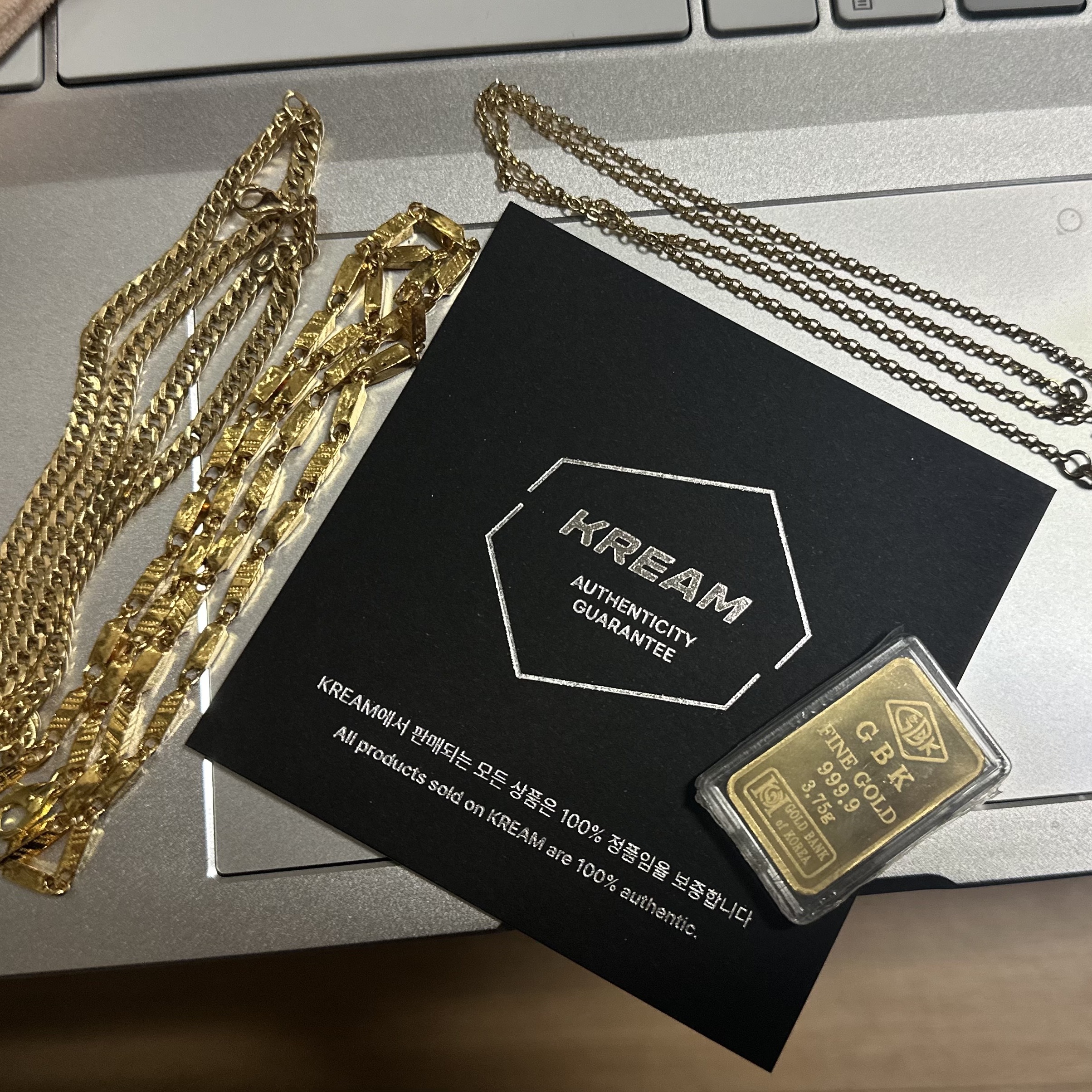 Gold The Three Major Hallmarks Gold Bar 3.75g (Random Design) 착용 스타일