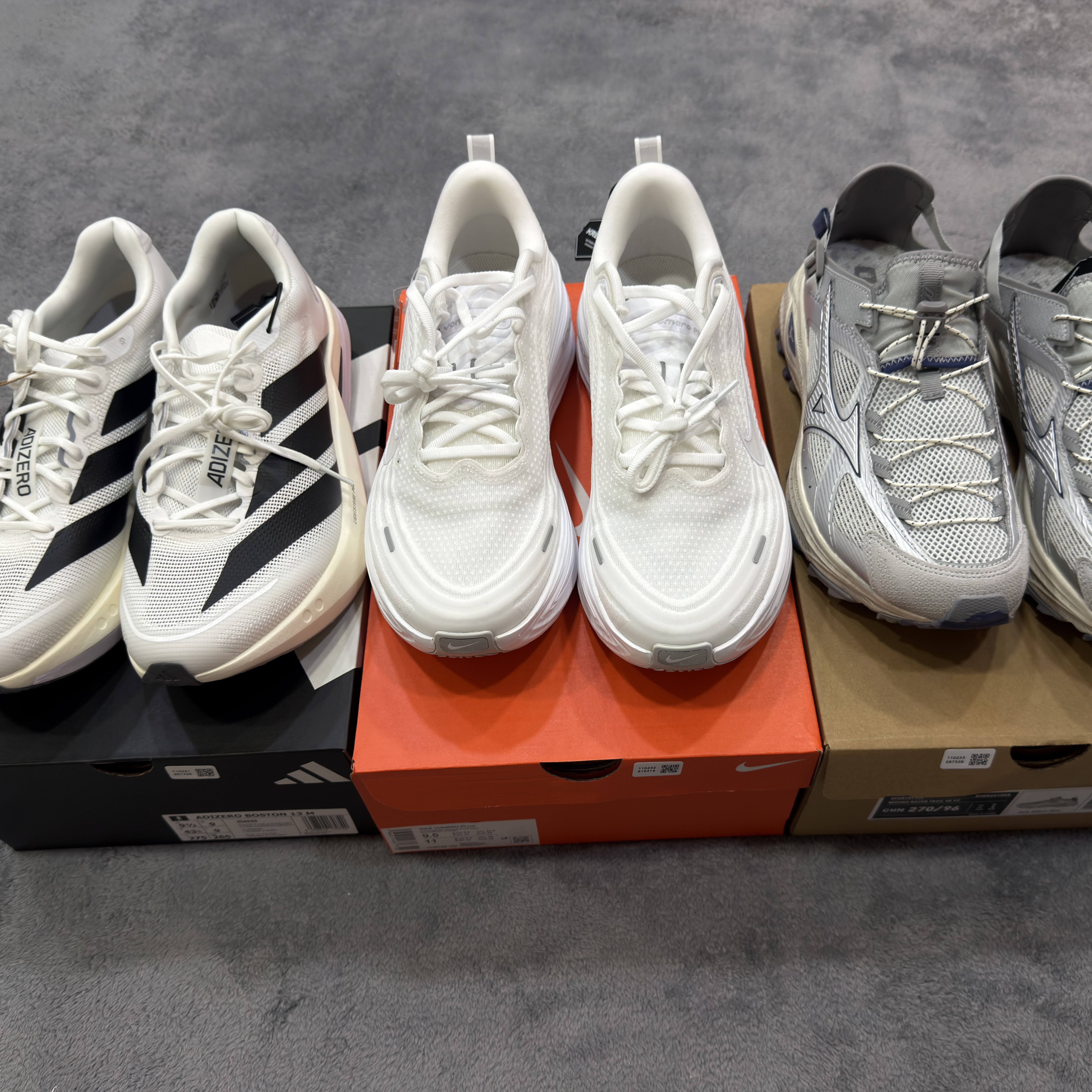 Nike Vomero Plus White Photon Dust, Adidas Adizero Boston 13 Cloud White Core Black 착용 스타일