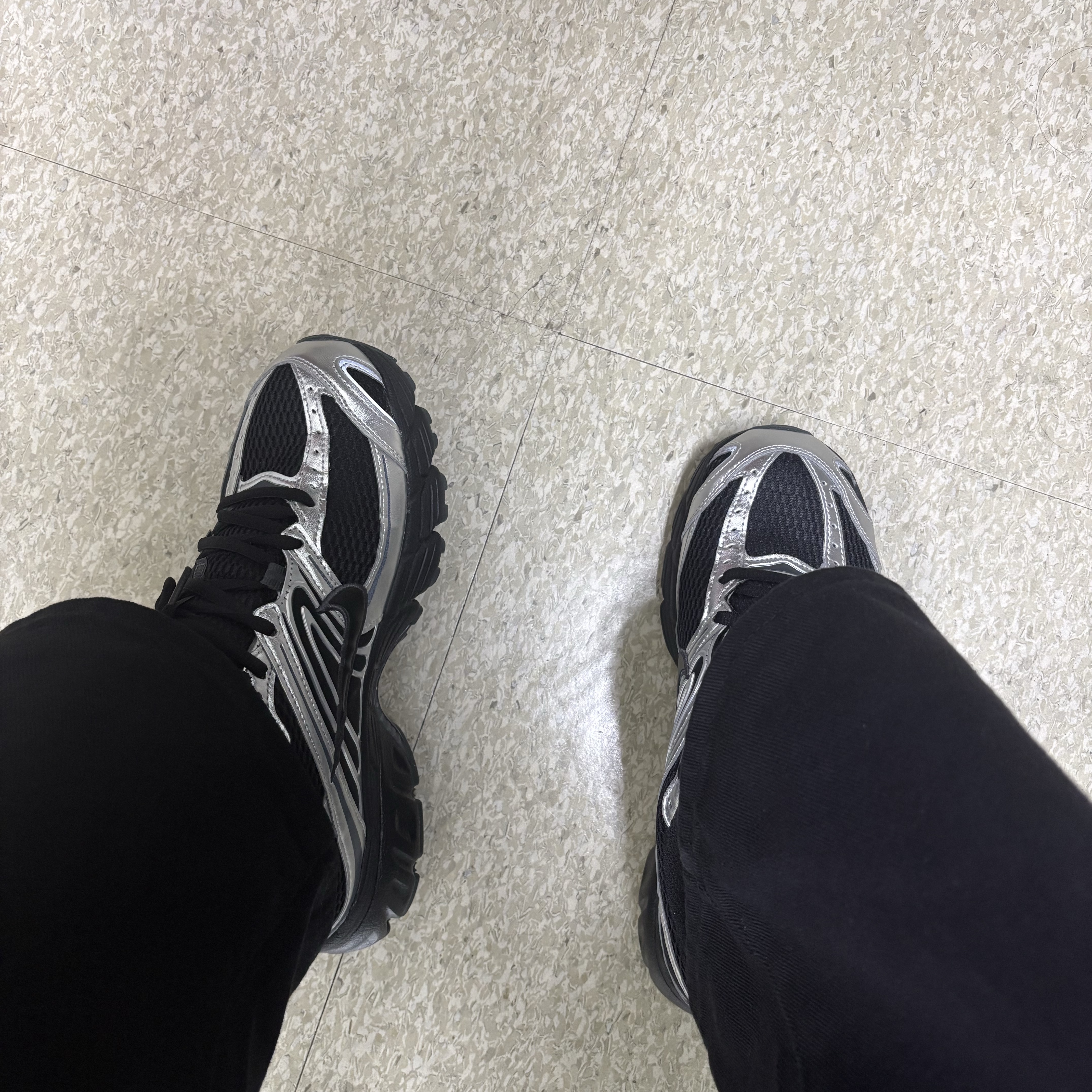 (W) Nike Air Max Moto 2K Black Metallic Silver 착용 스타일