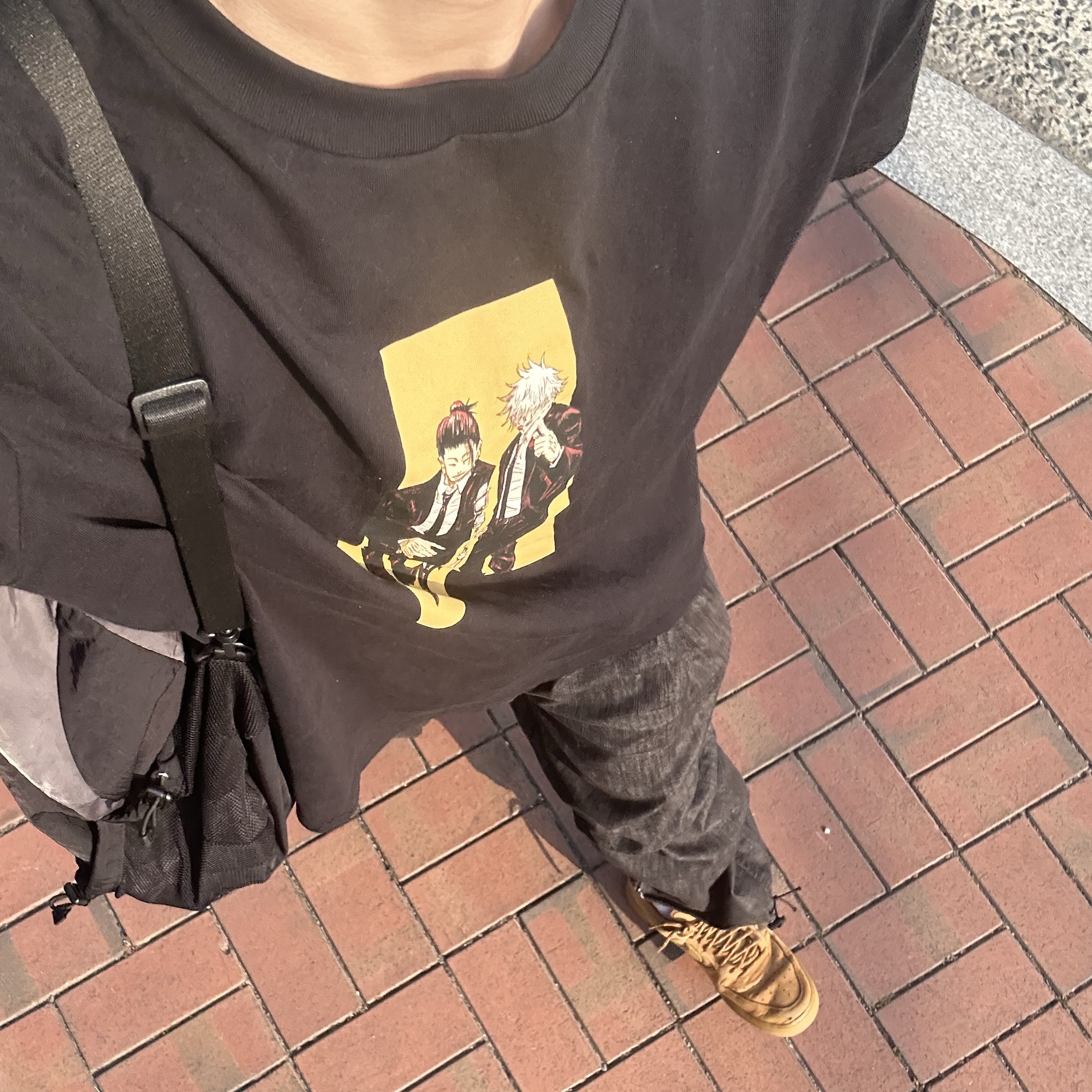 Uniqlo UT Shueisha 100th Anniversary Jujutsu Kaisen T-Shirt Black, NOMANUAL C.B String Bag Charcoal 착용 스타일 - 2