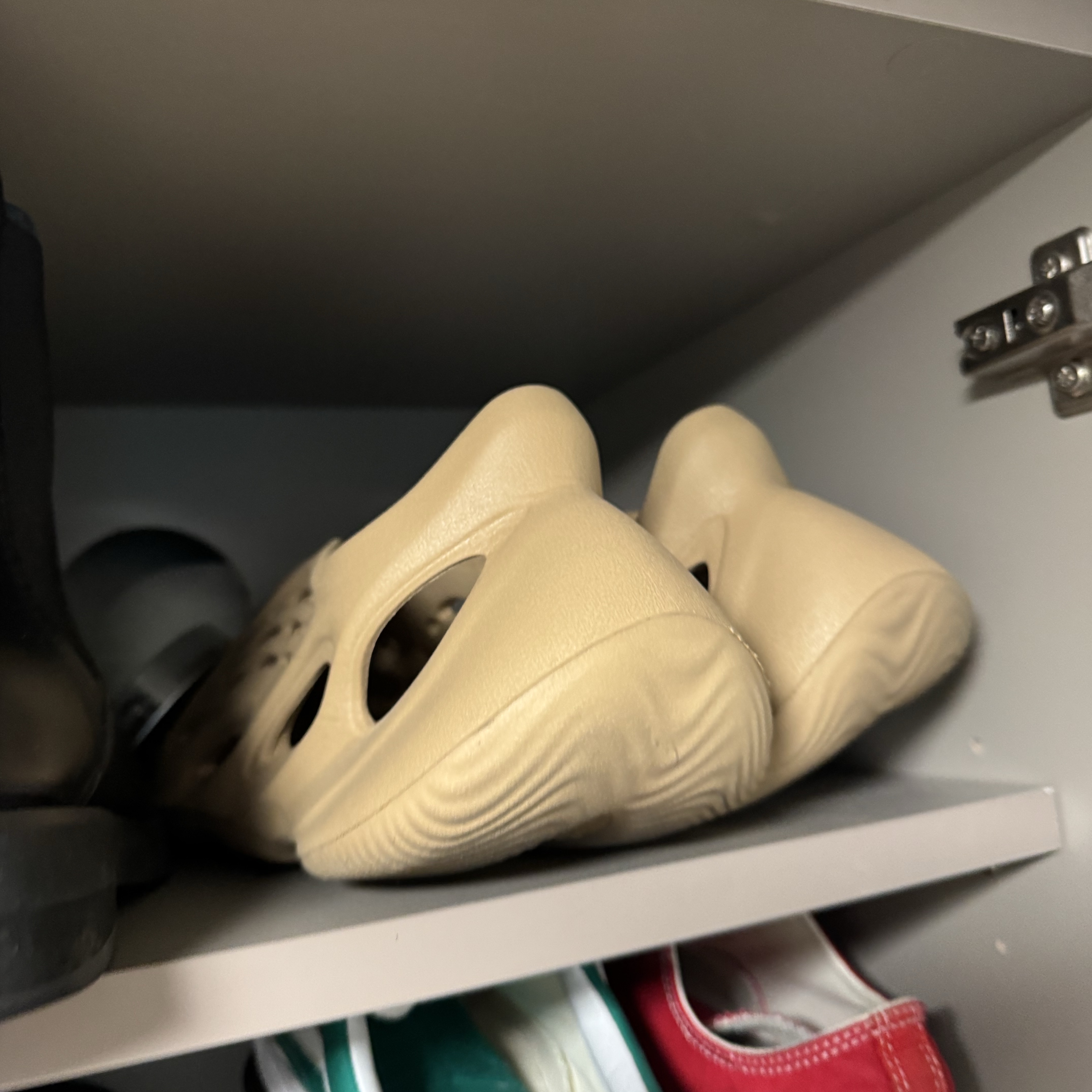 Adidas Yeezy Foam RNNR Clay Taupe 착용 스타일