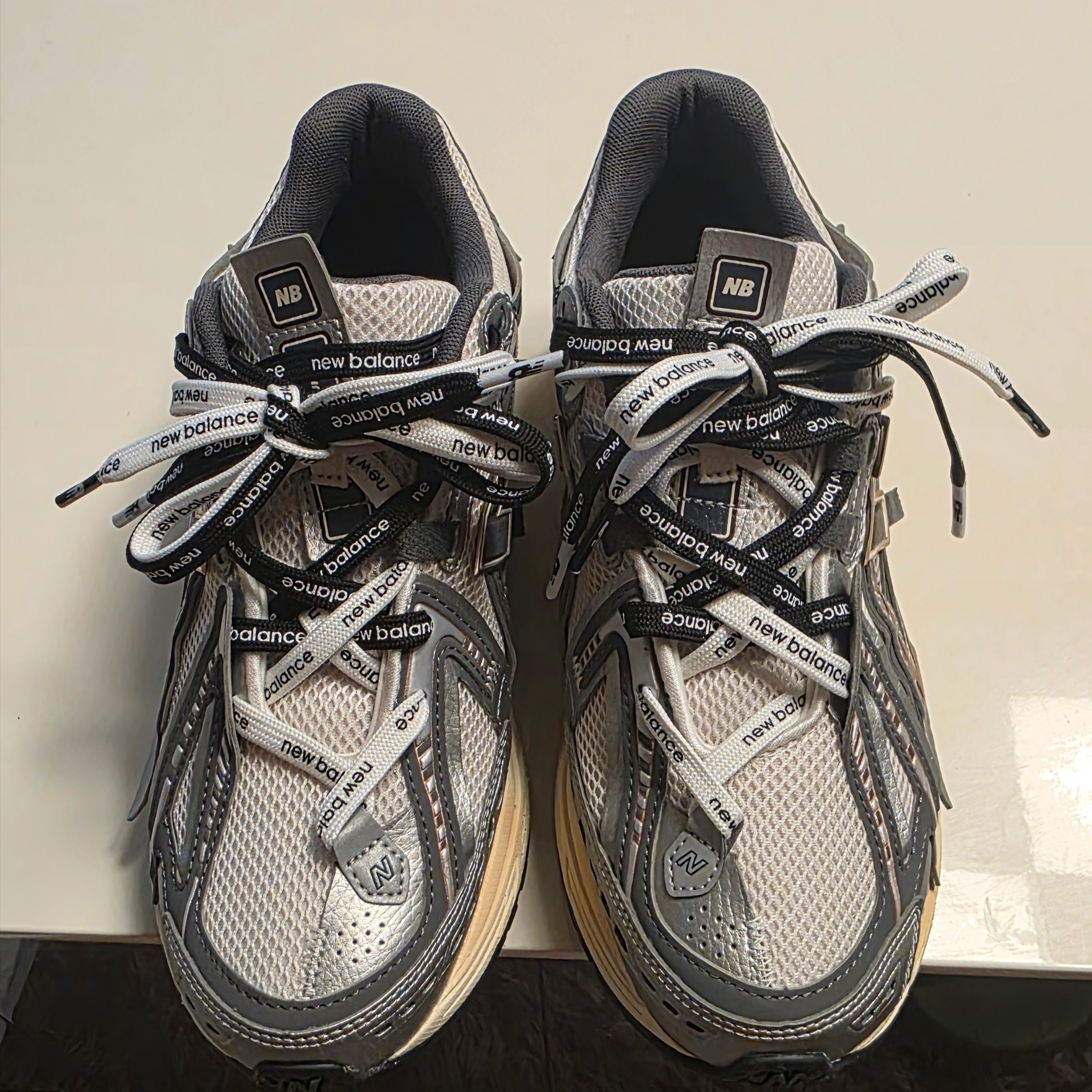 New Balance 1906A Silver Metallic Castlerock 착용 스타일