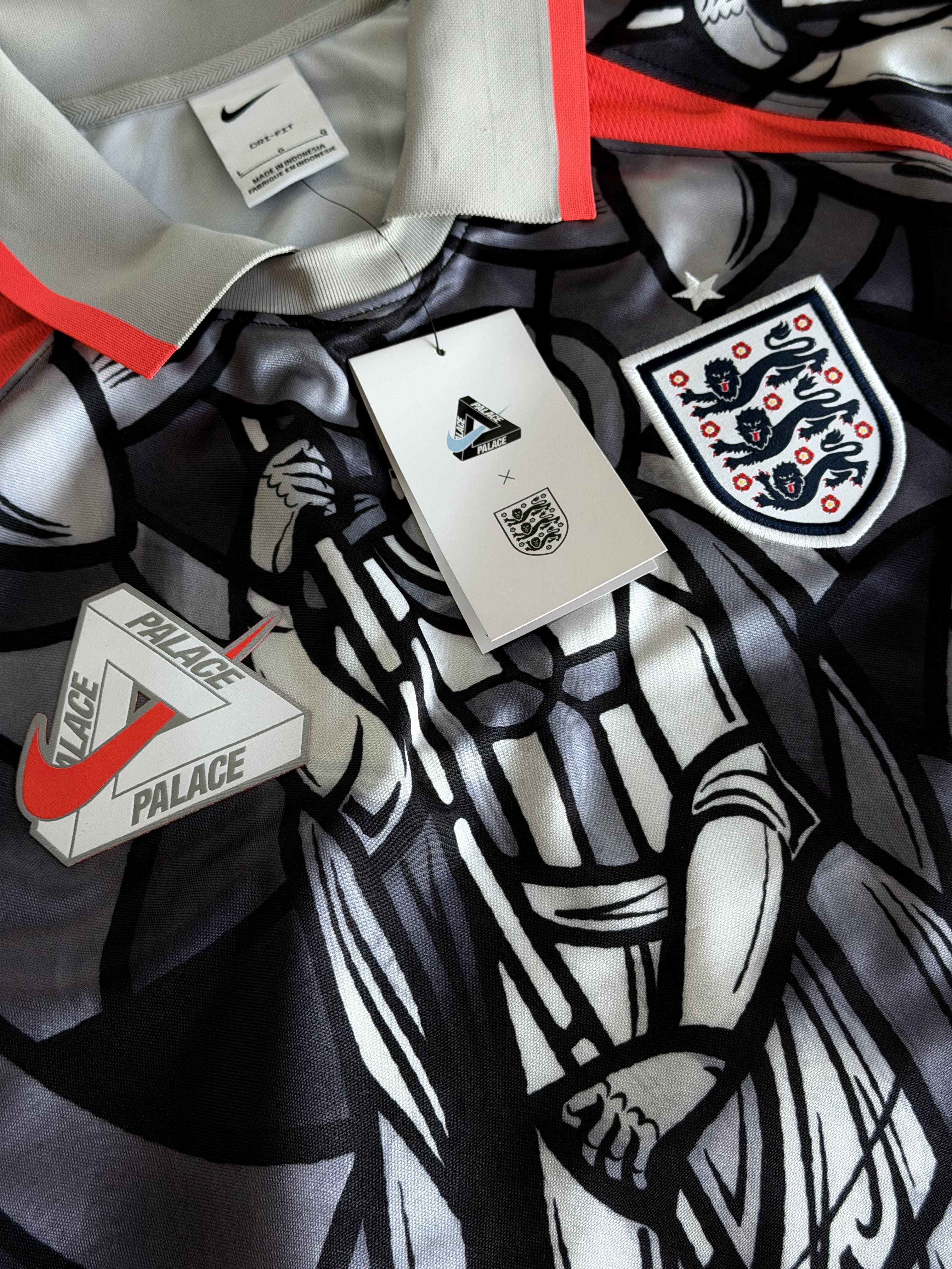Palace x Nike England Short Sleeve Soccer Jersey Pewter Grey Bright Crimson, Palace x Nike England T-Shirt Pewter Grey 착용 스타일 - 1