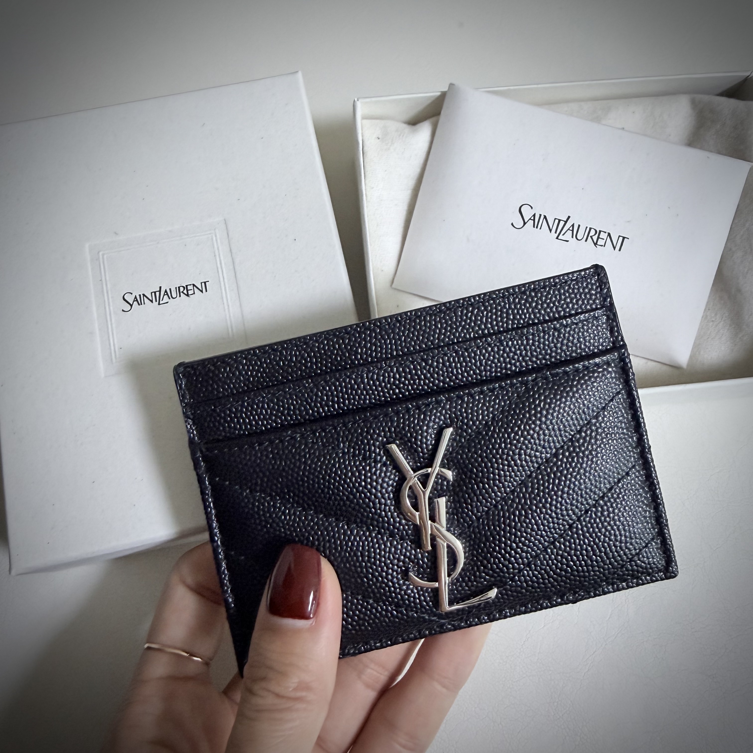 Saint Laurent Cassandre Matelasse Card Case in Grain De Poudre Embossed Leather Black 착용 스타일