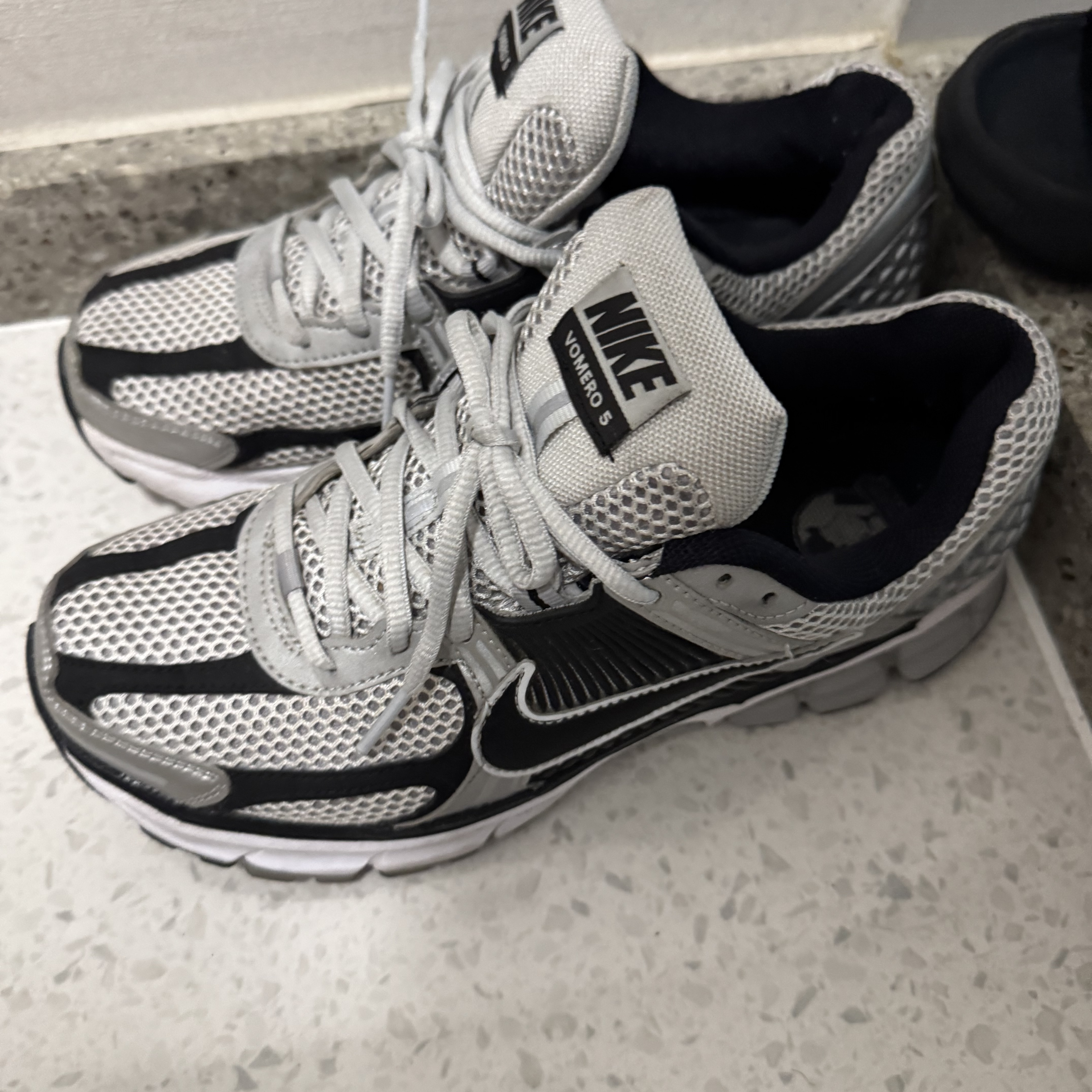 Nike Zoom Vomero 5 Metallic Silver Black 착용 스타일
