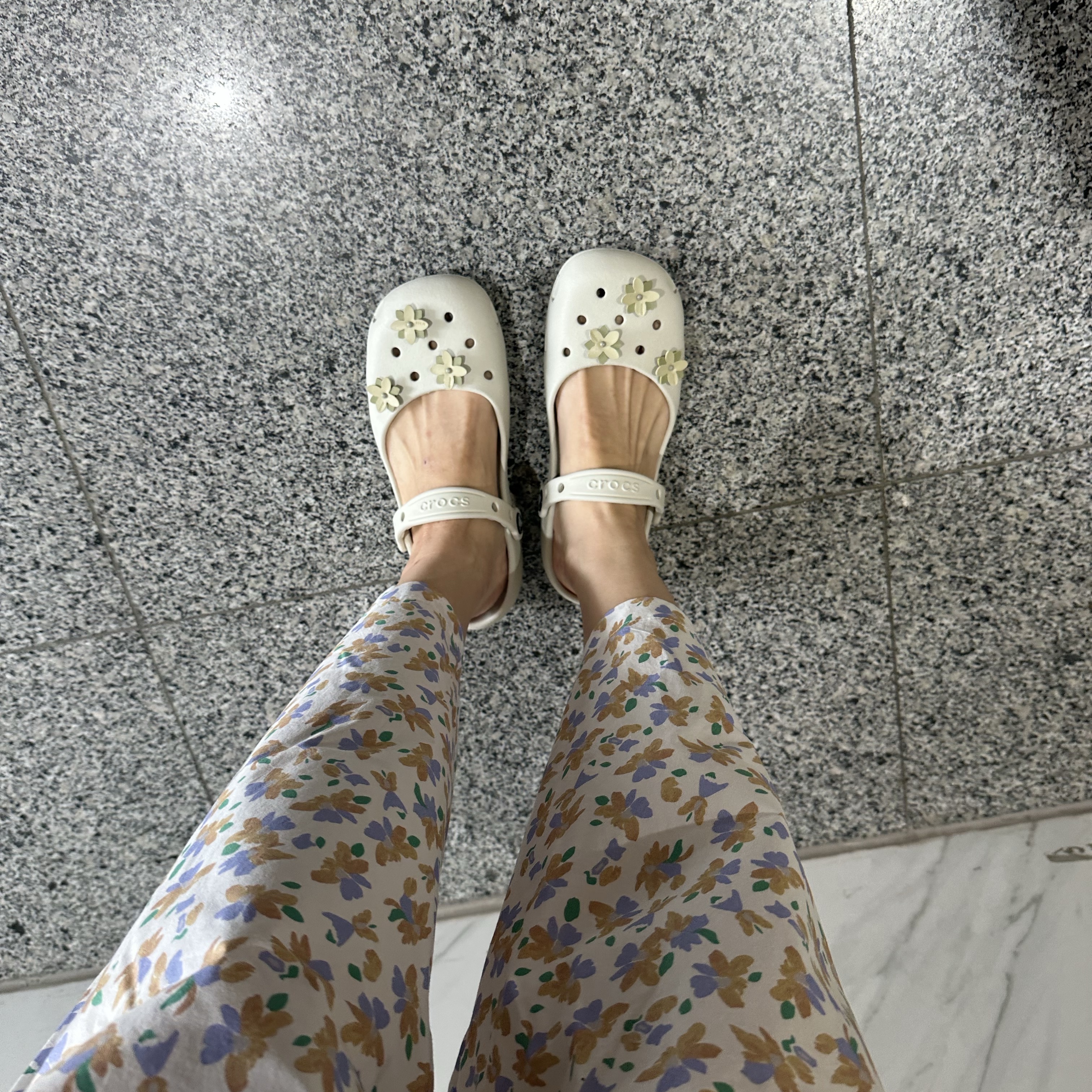 (W) Crocs Classic Floral Ballet Linen 착용 스타일