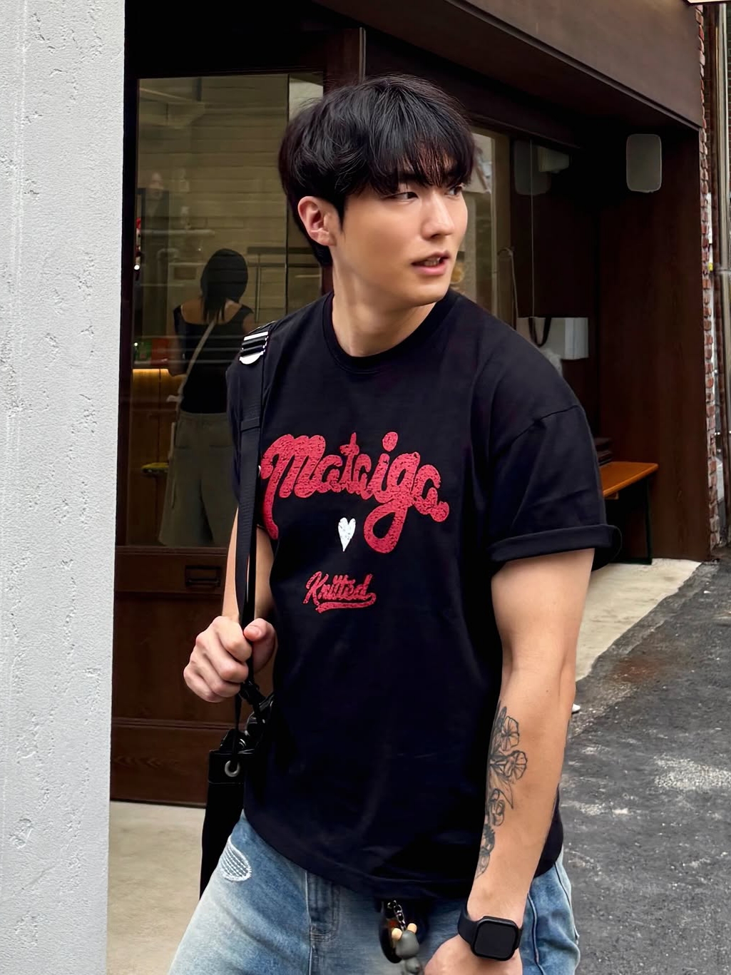 Knitted Mataiga Crop T-Shirts Black, Knitted Mataiga Crop T-Shirts Navy 착용 스타일 - 1