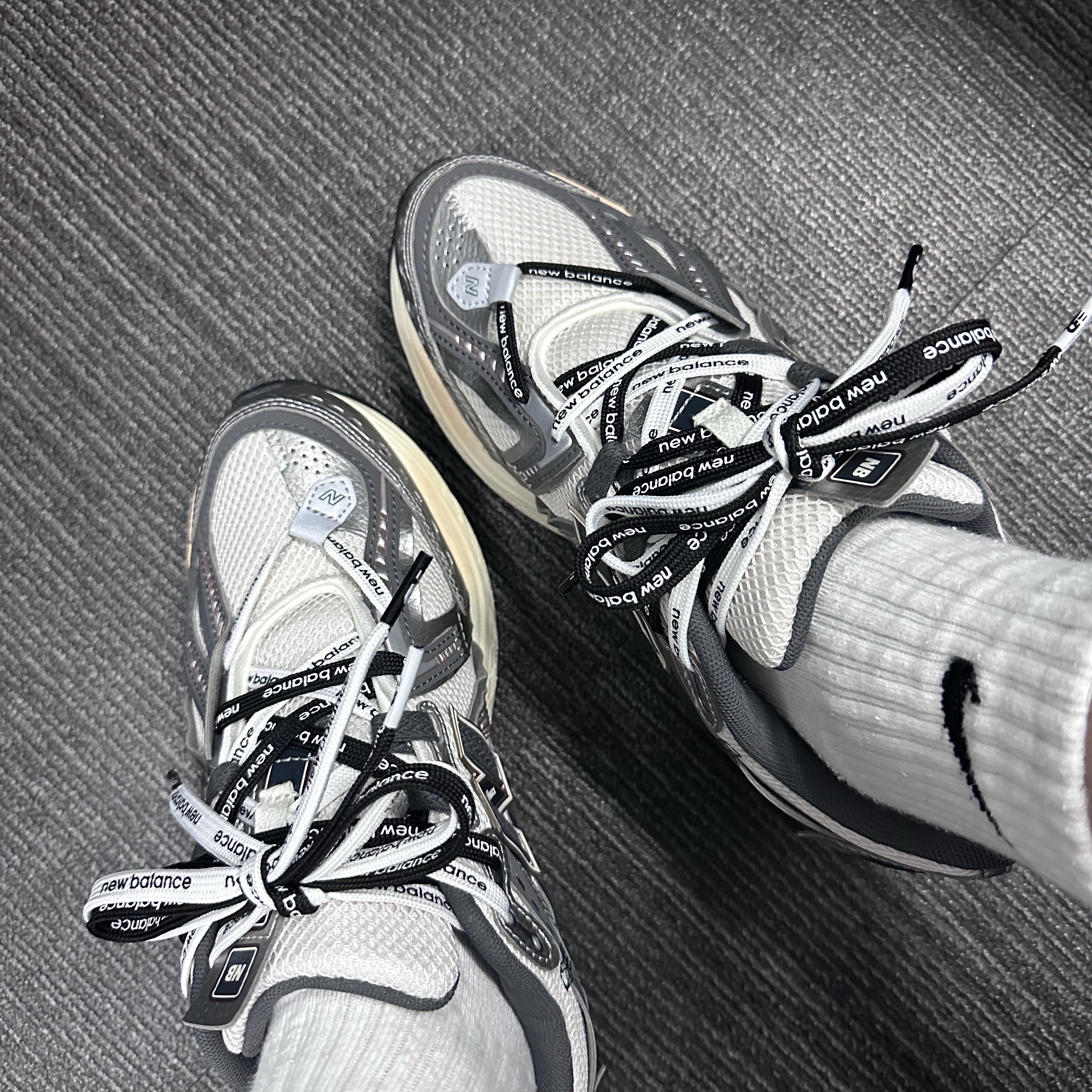 New Balance 1906A Silver Metallic Castlerock 착용 스타일