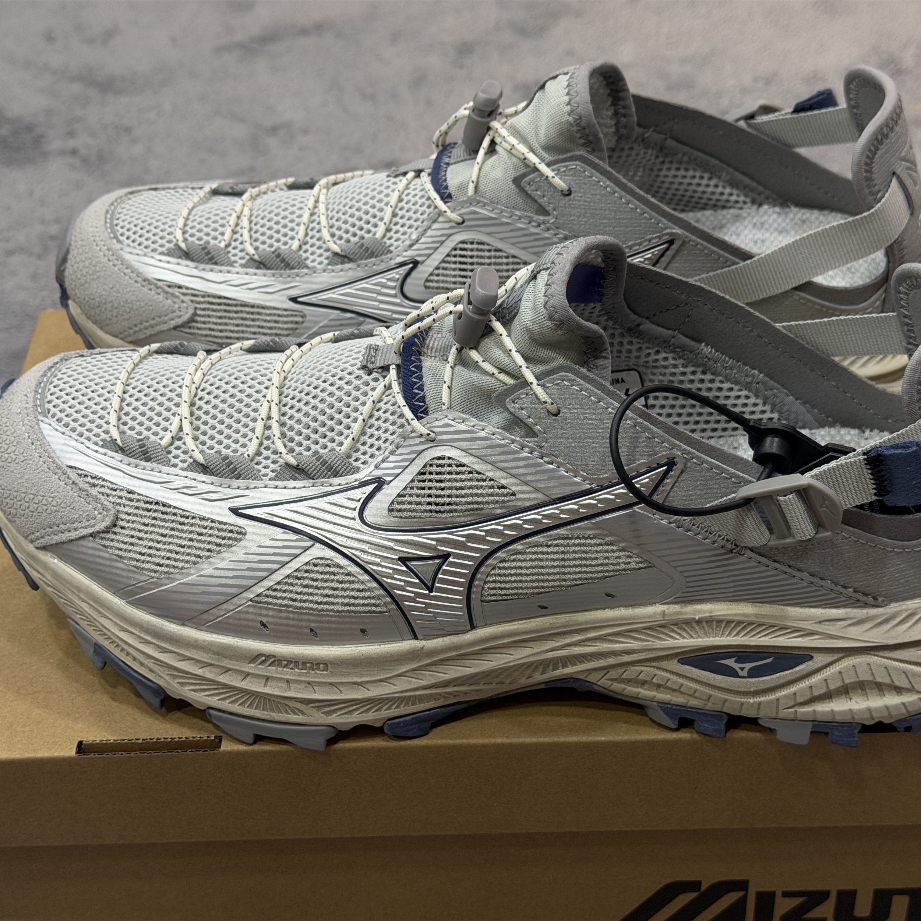 Mizuno Racer Trail SE V2 Silver Grey 착용 스타일 - 1